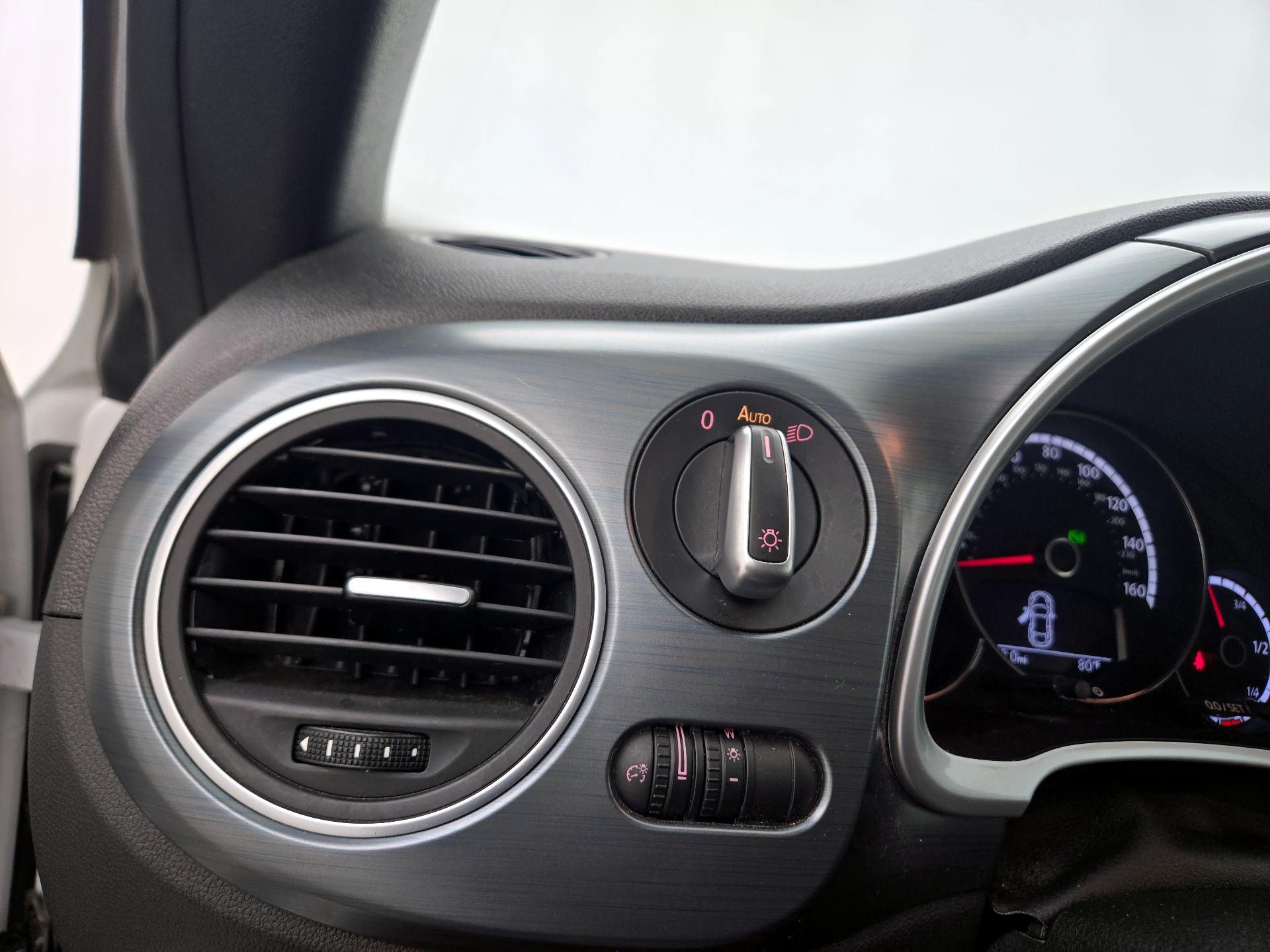 Thumbnail: 2016 Volkswagen Beetle - 13