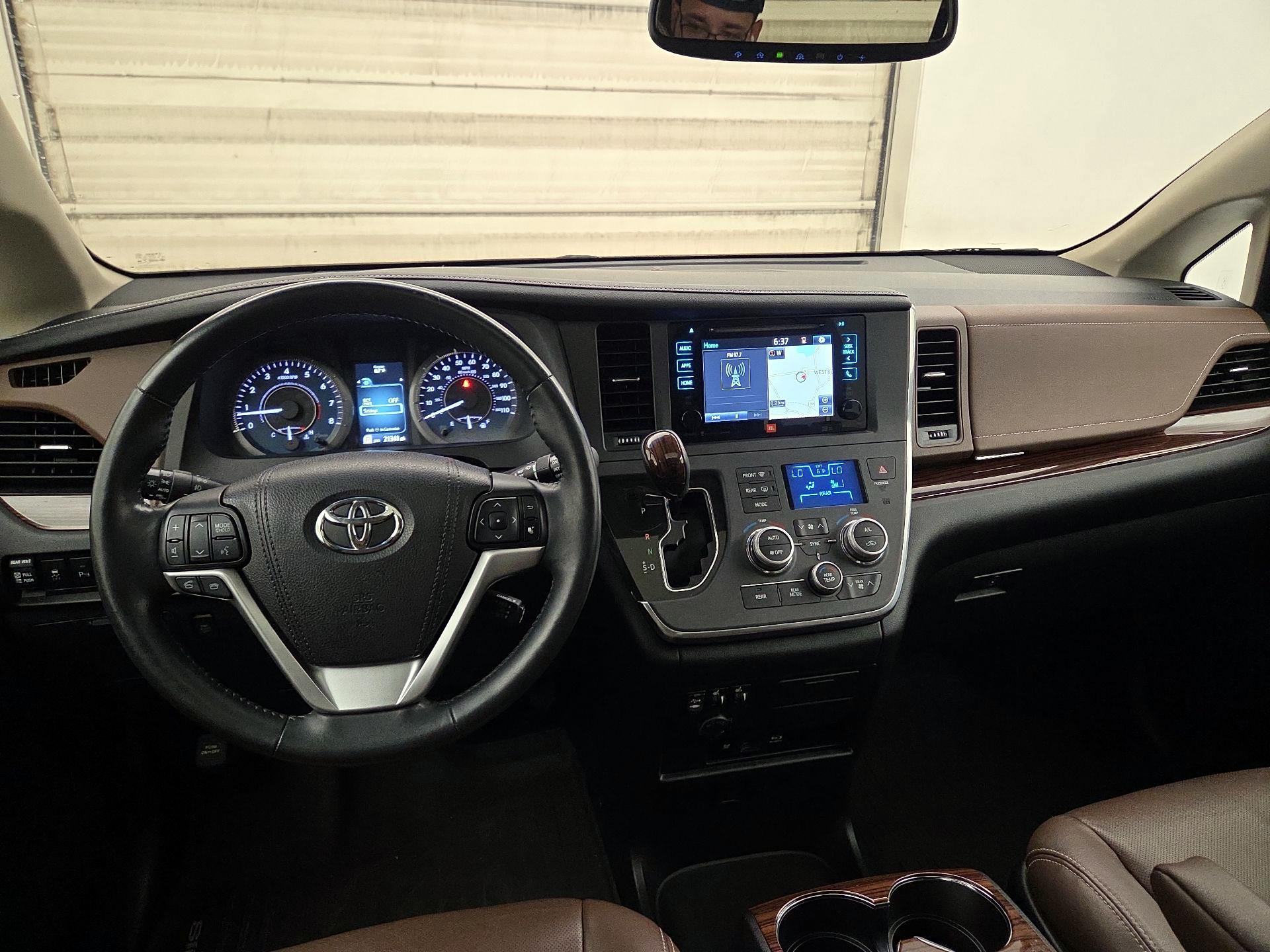 Thumbnail: 2017 Toyota Sienna - 9