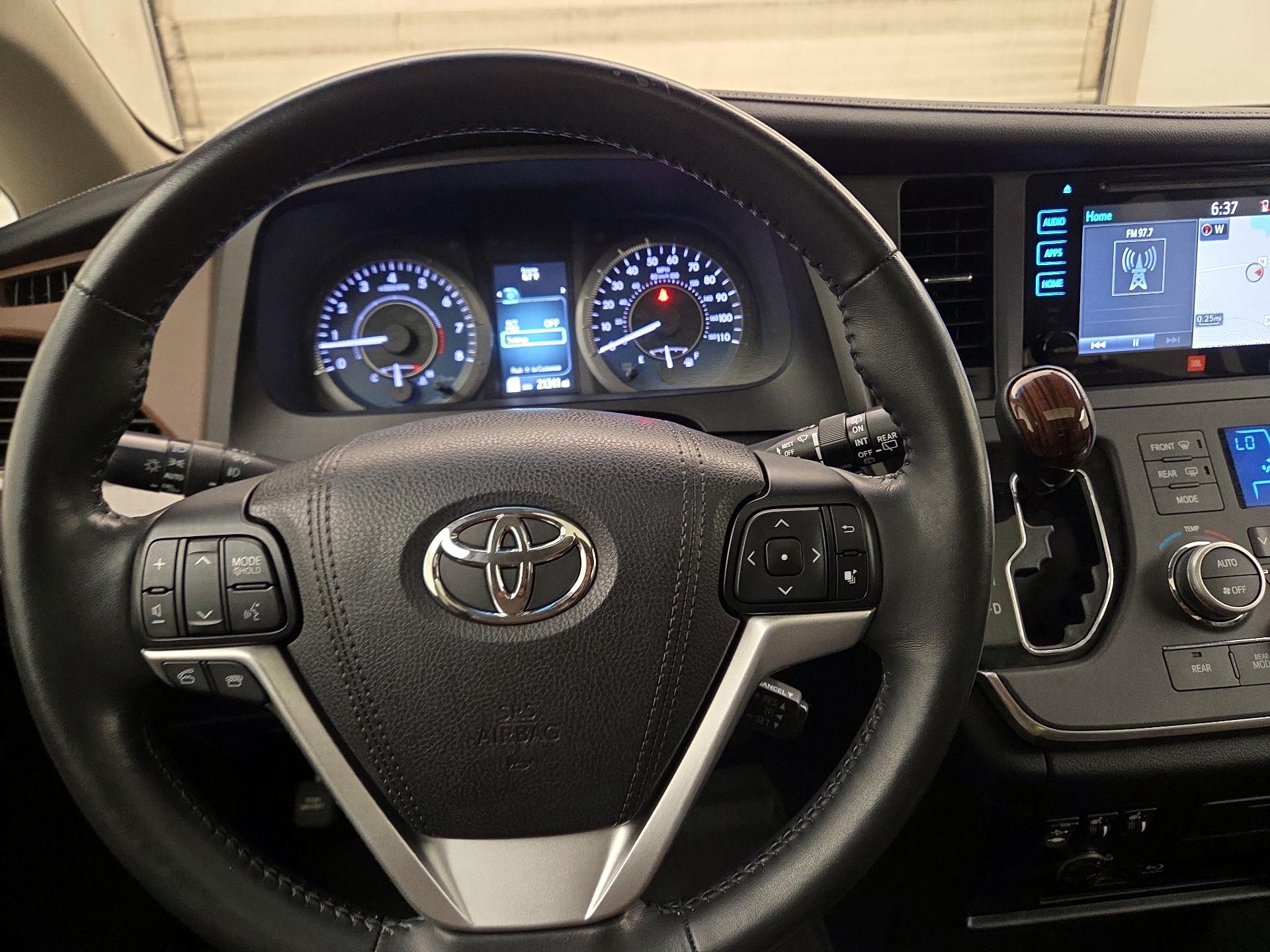 Thumbnail: 2017 Toyota Sienna - 10