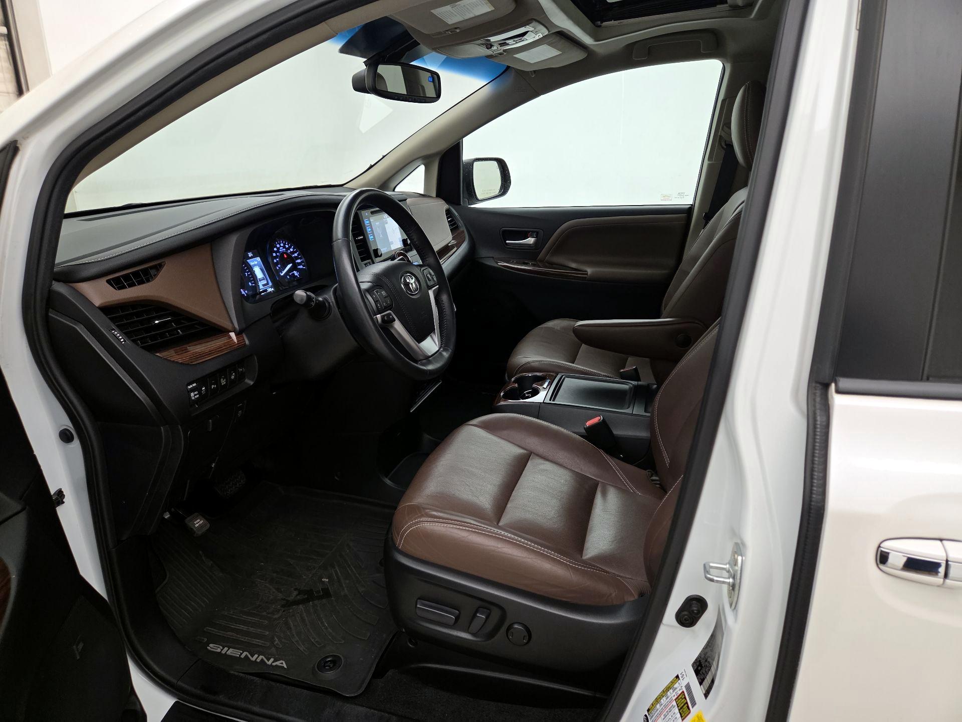 Thumbnail: 2017 Toyota Sienna - 11
