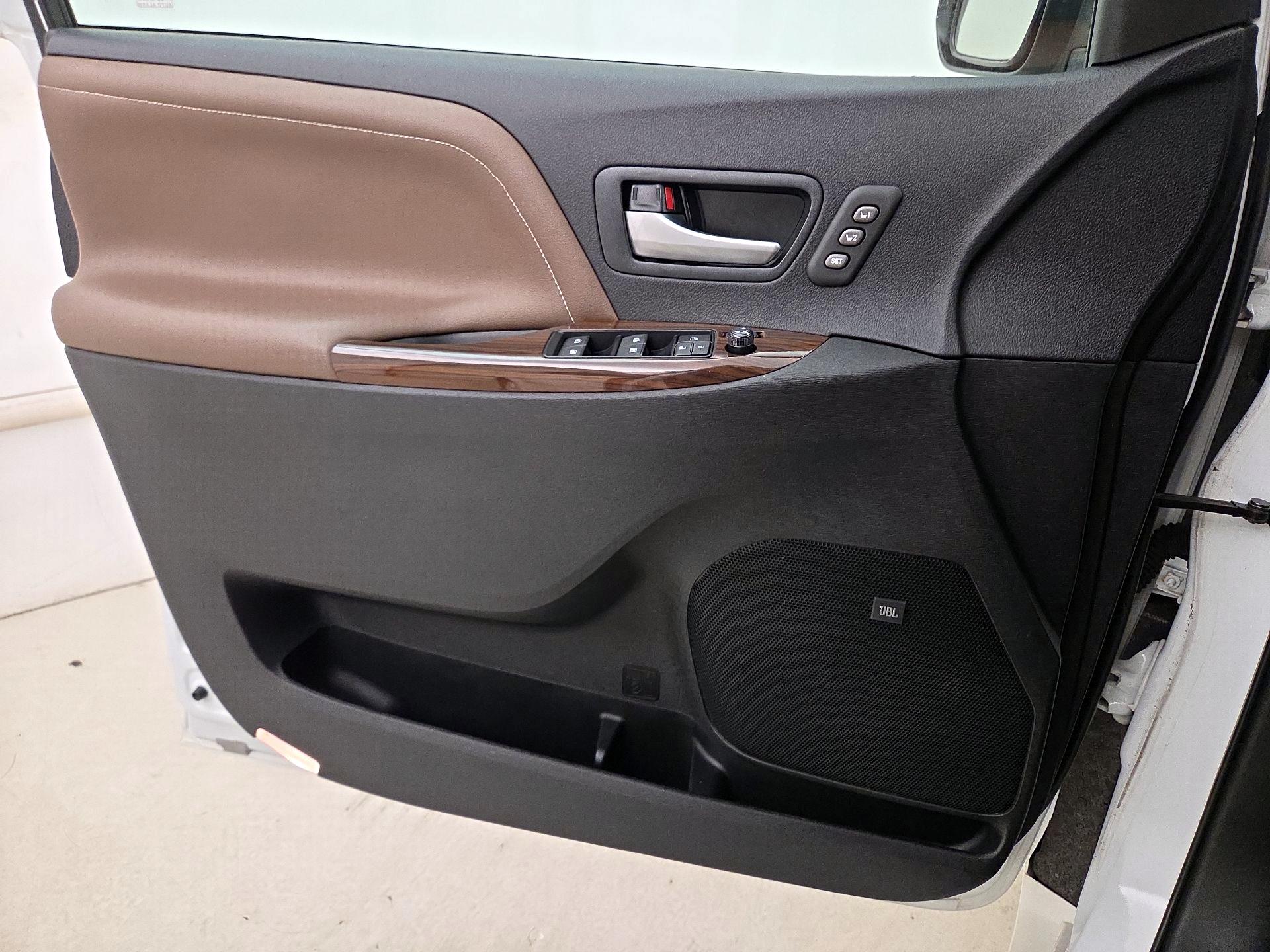 Thumbnail: 2017 Toyota Sienna - 12