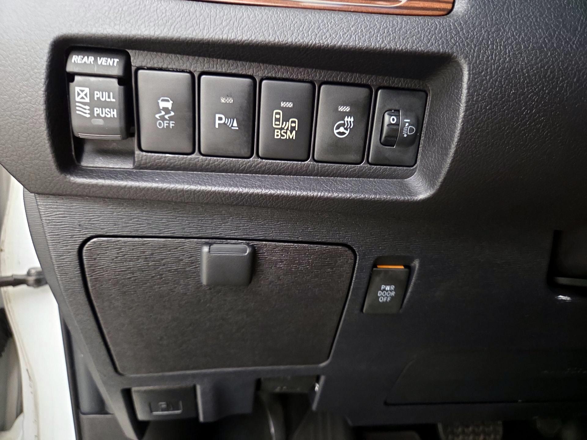 Thumbnail: 2017 Toyota Sienna - 13