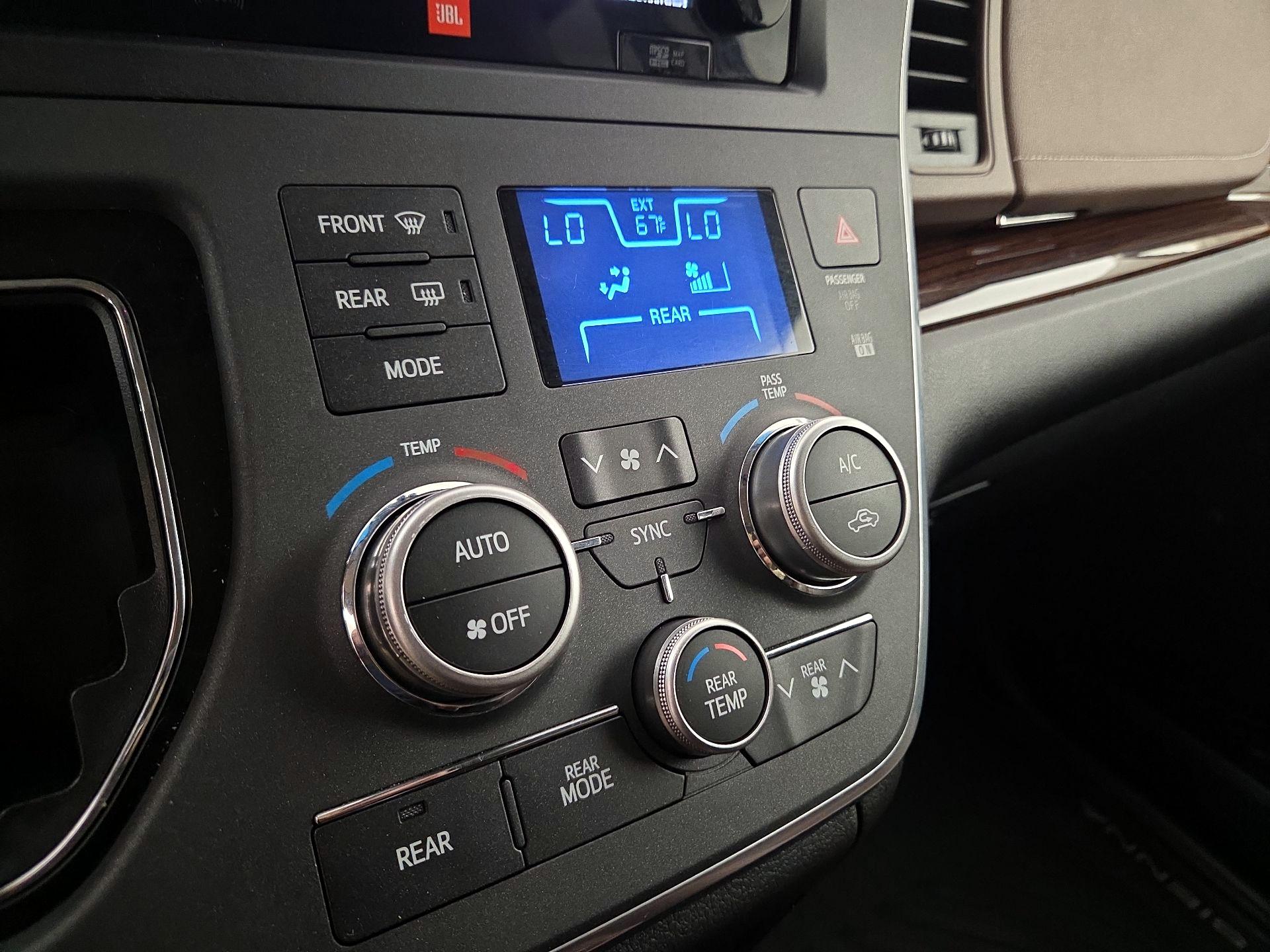Thumbnail: 2017 Toyota Sienna - 17