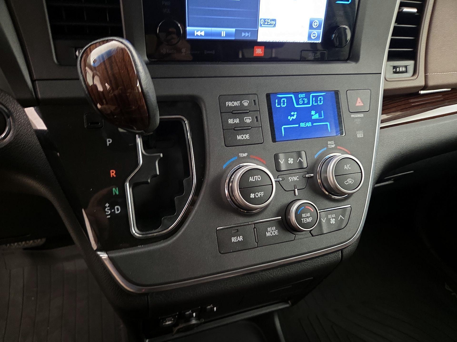 Thumbnail: 2017 Toyota Sienna - 18