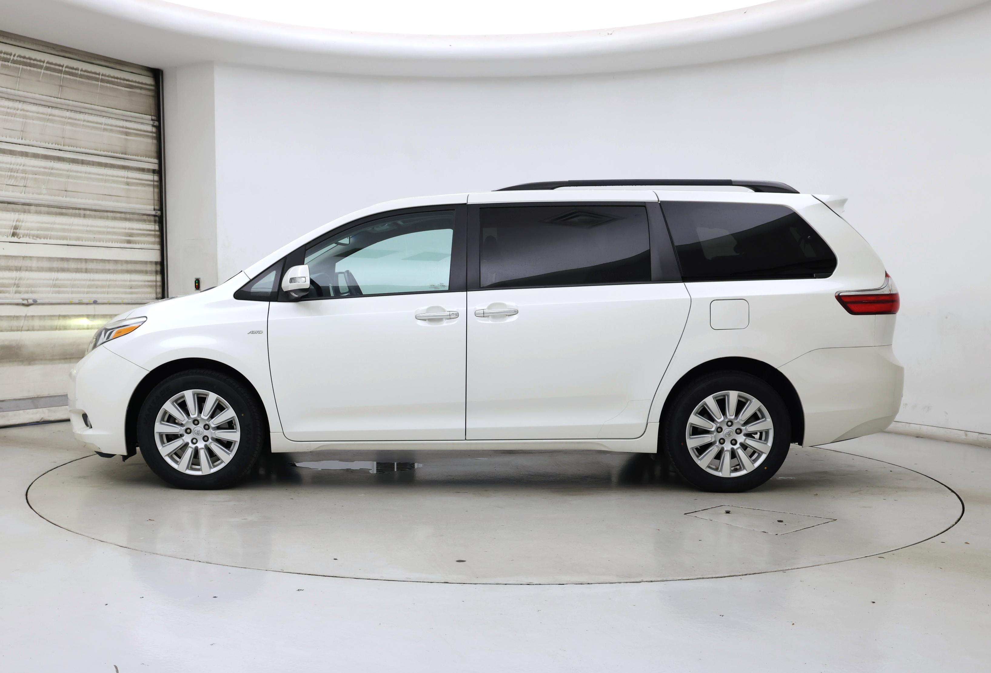 Thumbnail: 2017 Toyota Sienna - 3