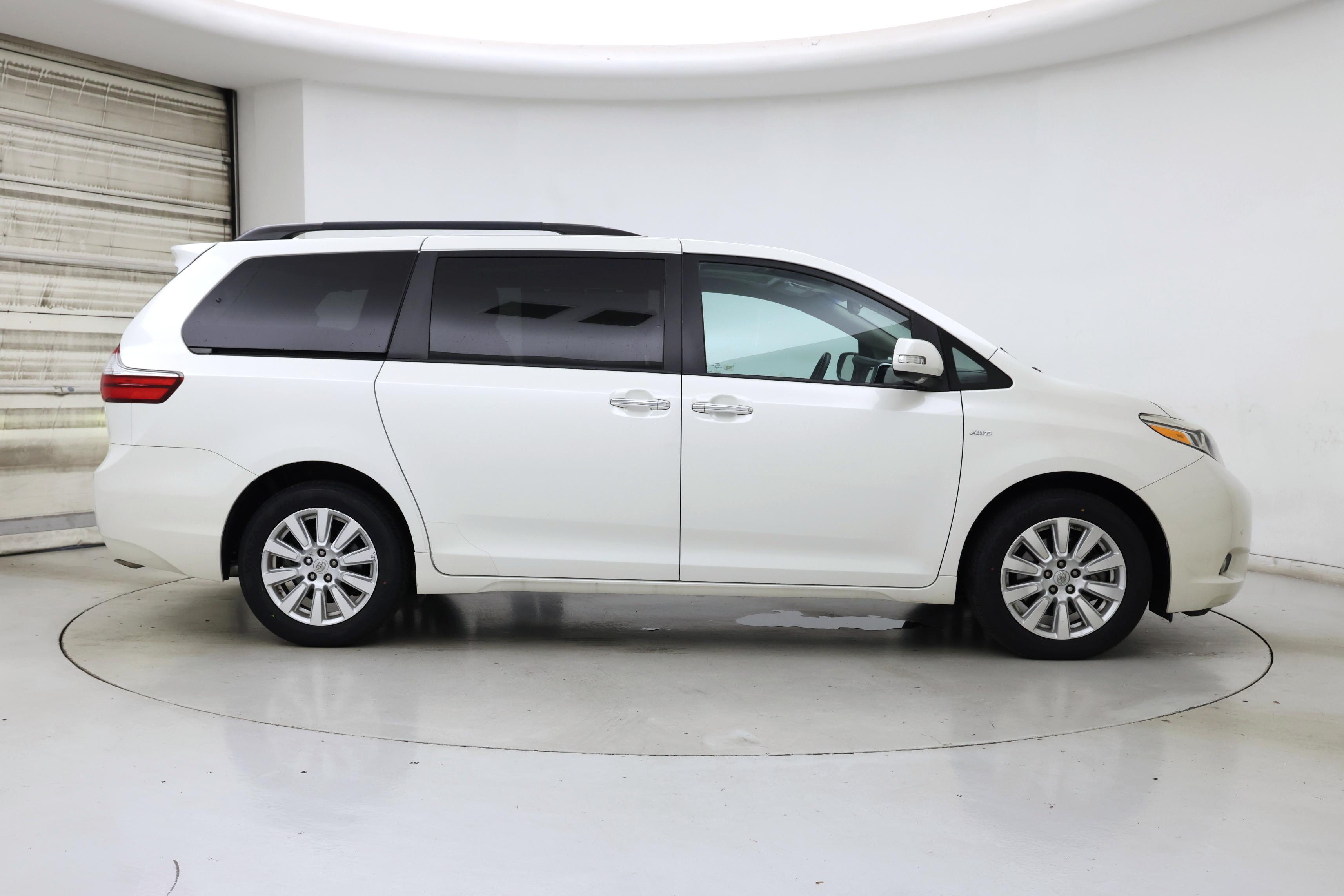 Thumbnail: 2017 Toyota Sienna - 7