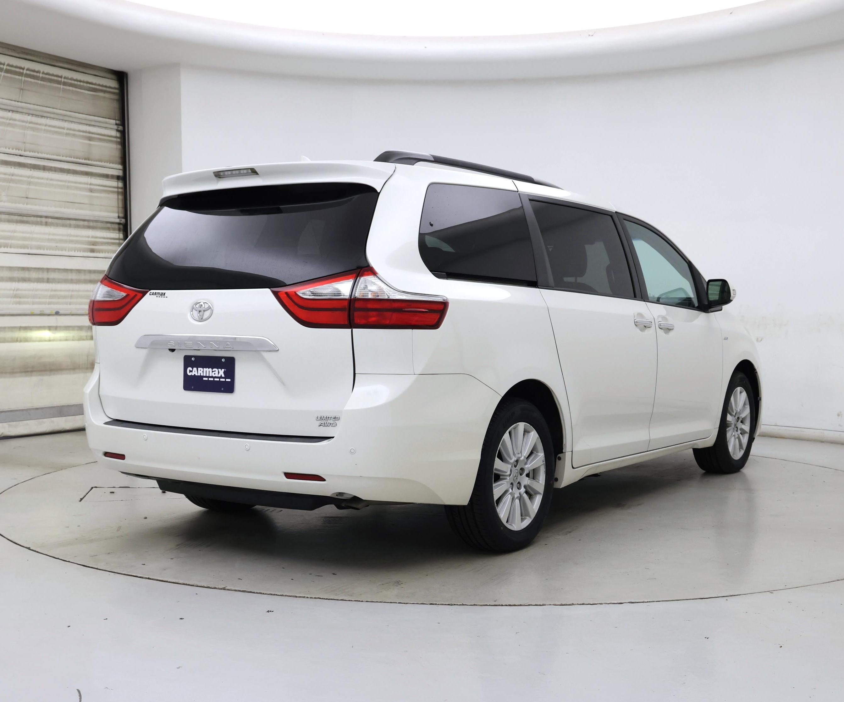 Thumbnail: 2017 Toyota Sienna - 8