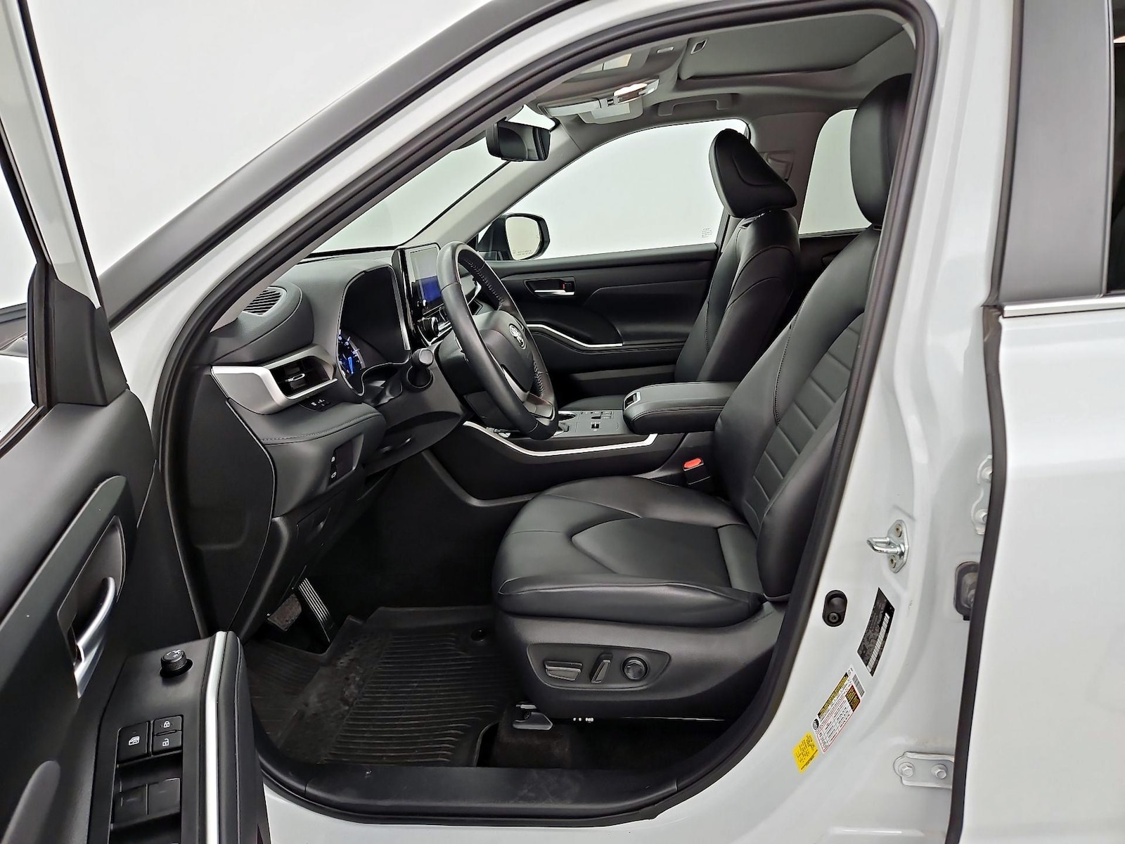 2025 Toyota Highlander XLE - Photo 12