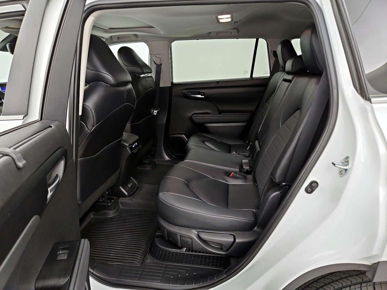 2025 Toyota Highlander XLE - Photo 17