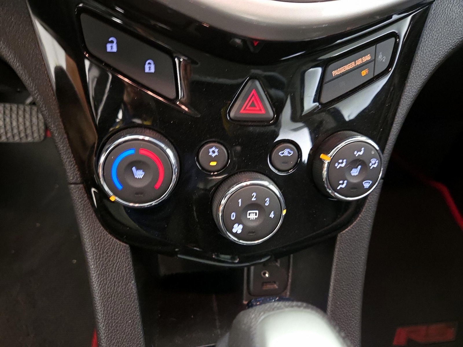 2018 Chevrolet Sonic LT - Photo 17