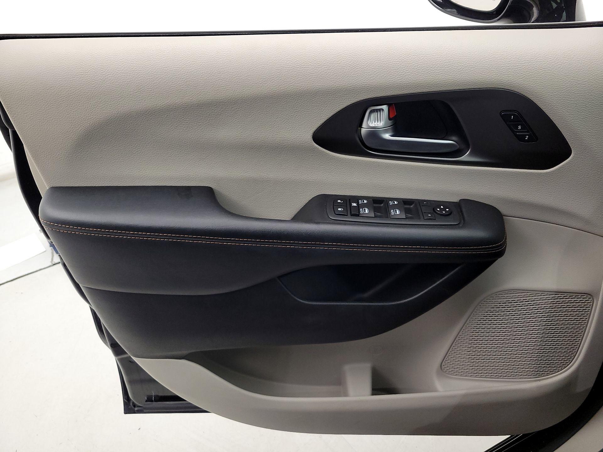 Thumbnail: 2020 Chrysler Pacifica - 12