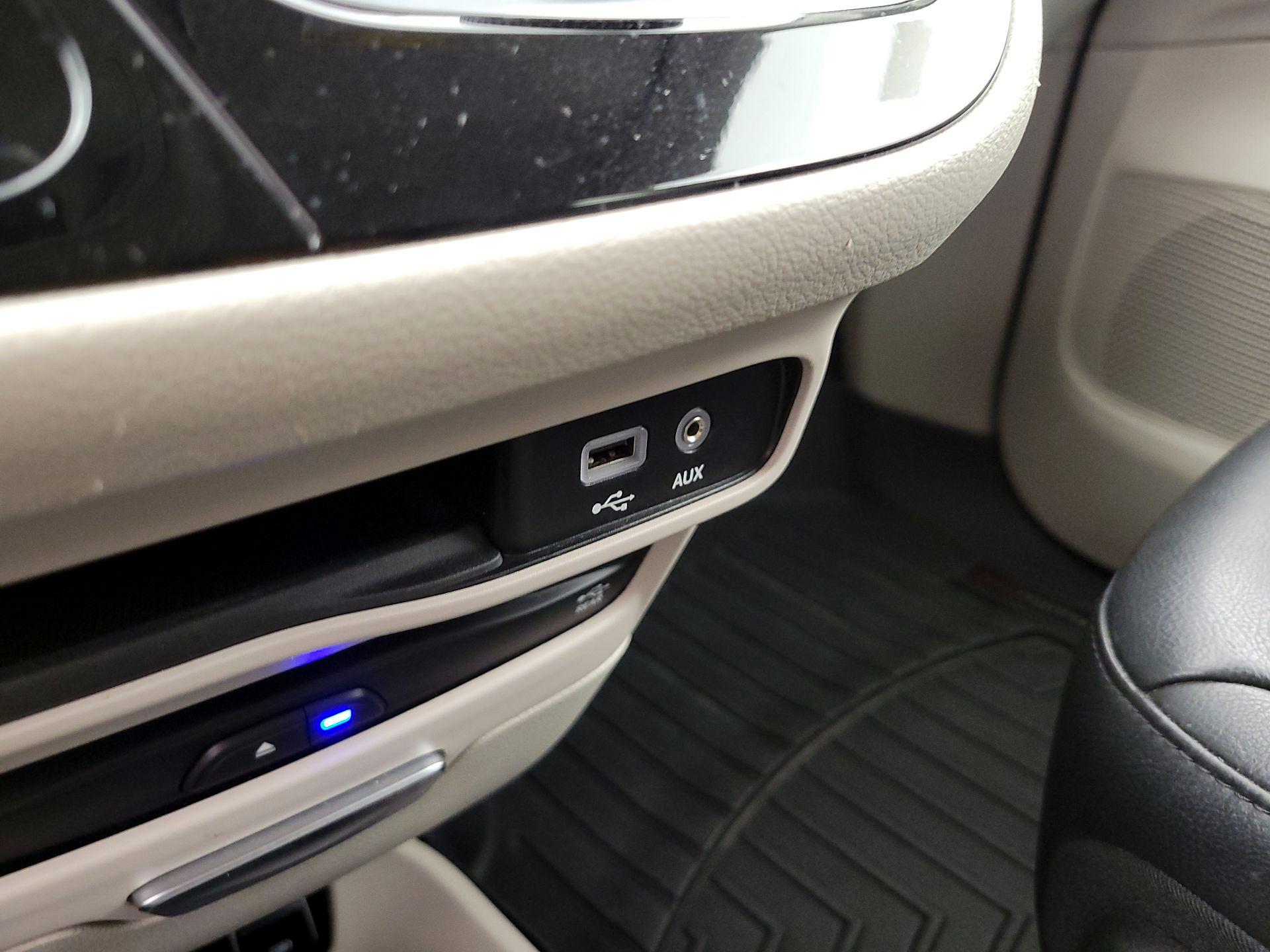 Thumbnail: 2020 Chrysler Pacifica - 19