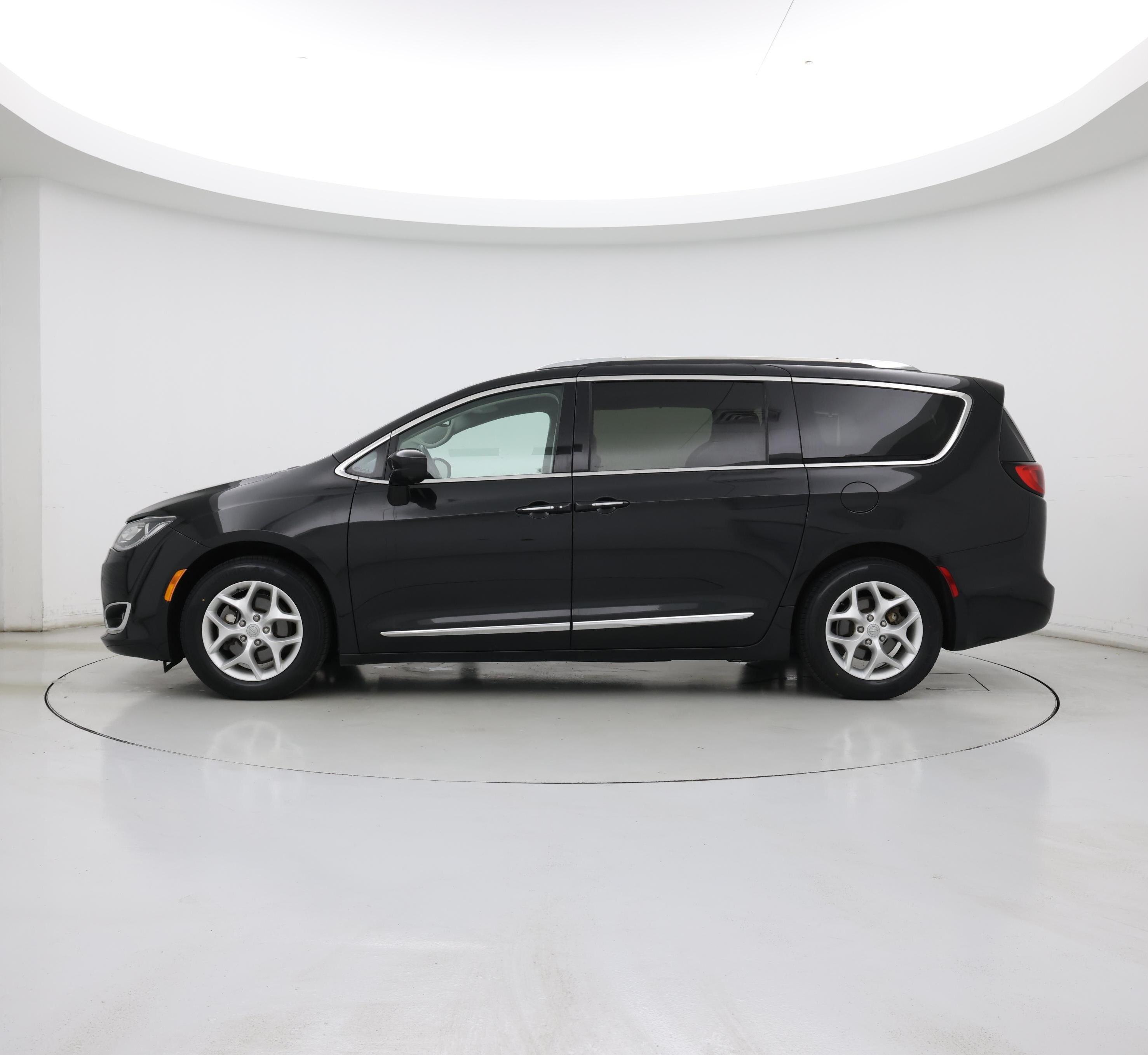 Thumbnail: 2020 Chrysler Pacifica - 3