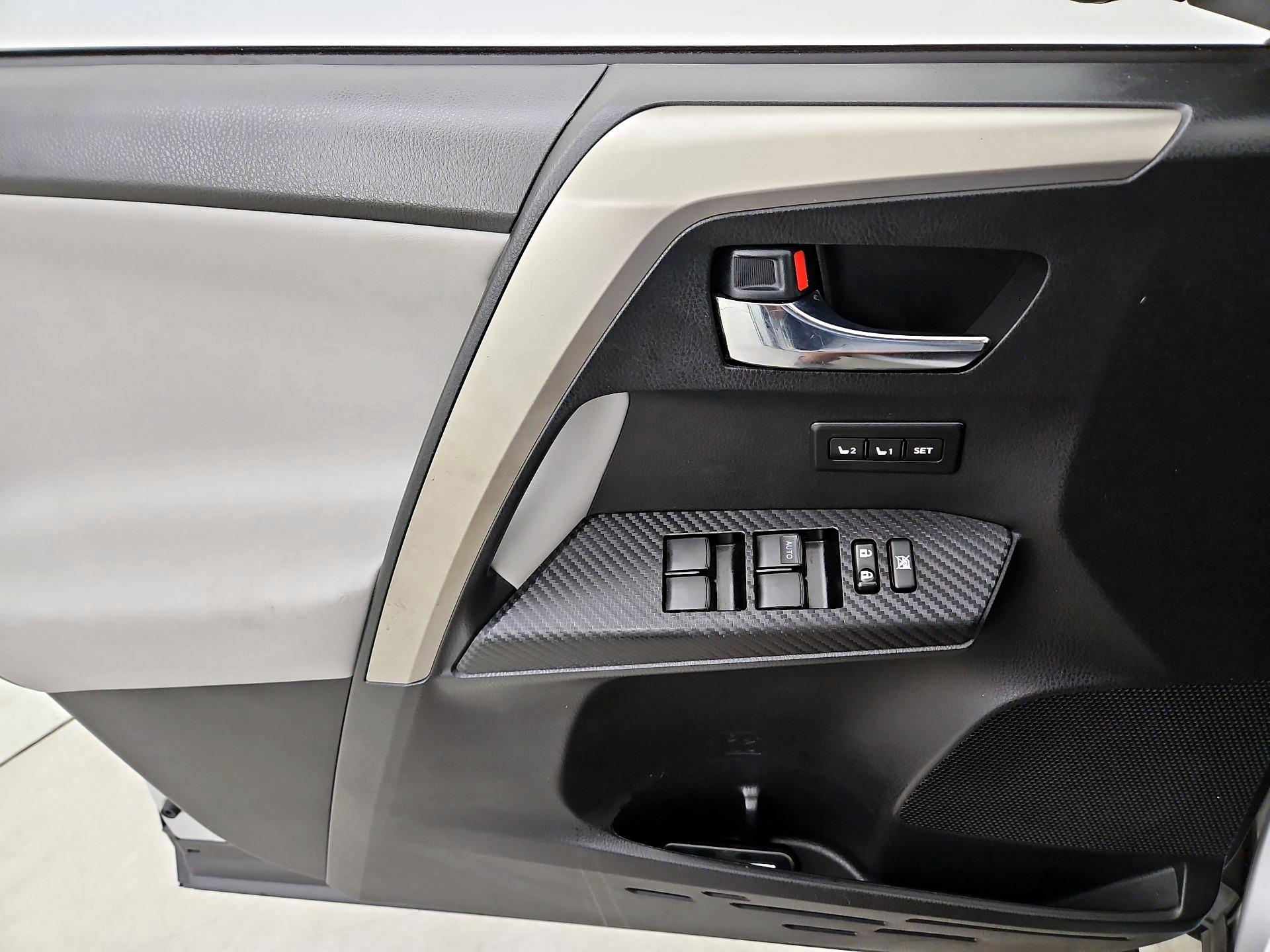 Thumbnail: 2015 Toyota RAV4 - 12