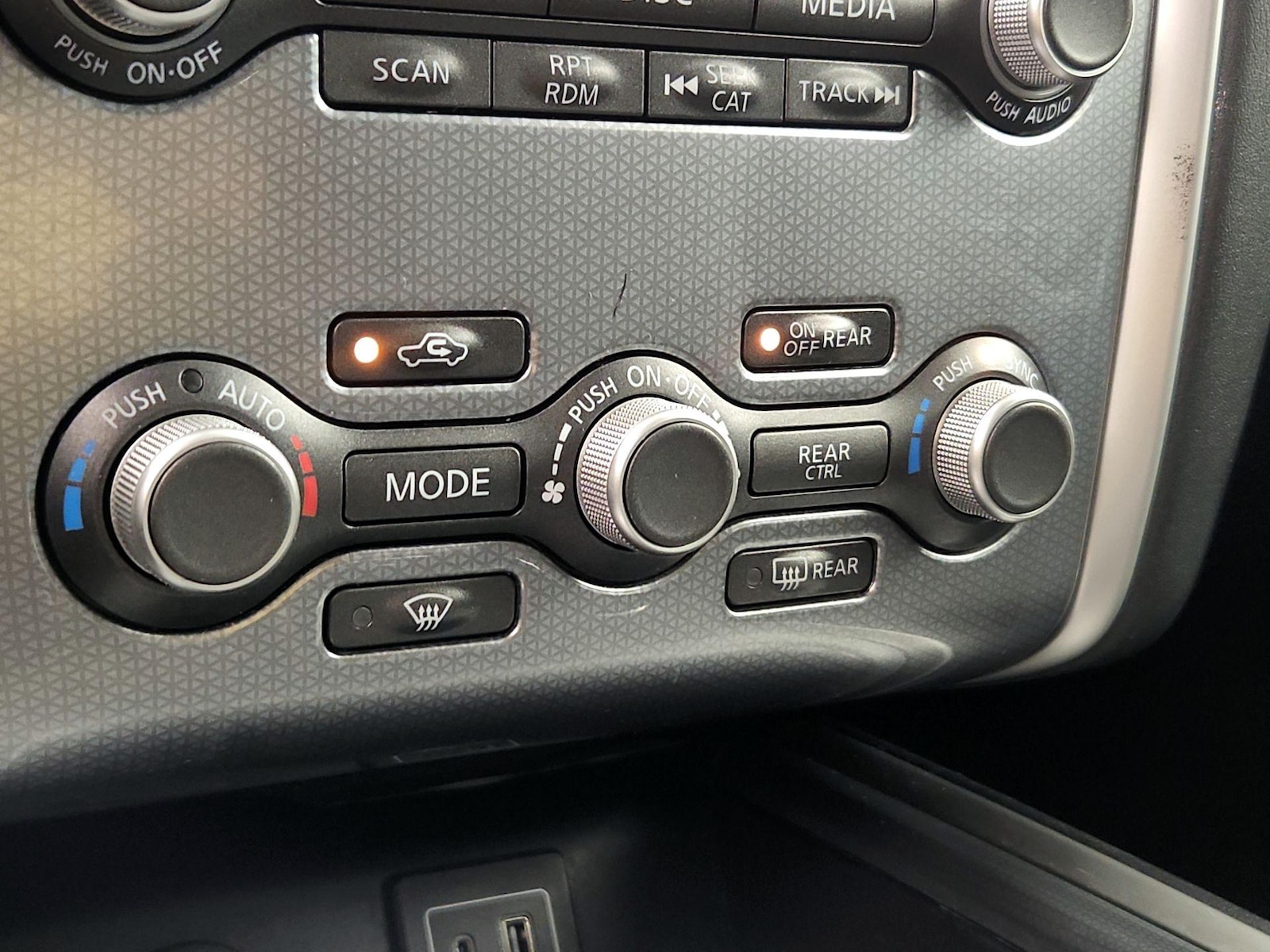 2019 Nissan Pathfinder SL - Photo 18
