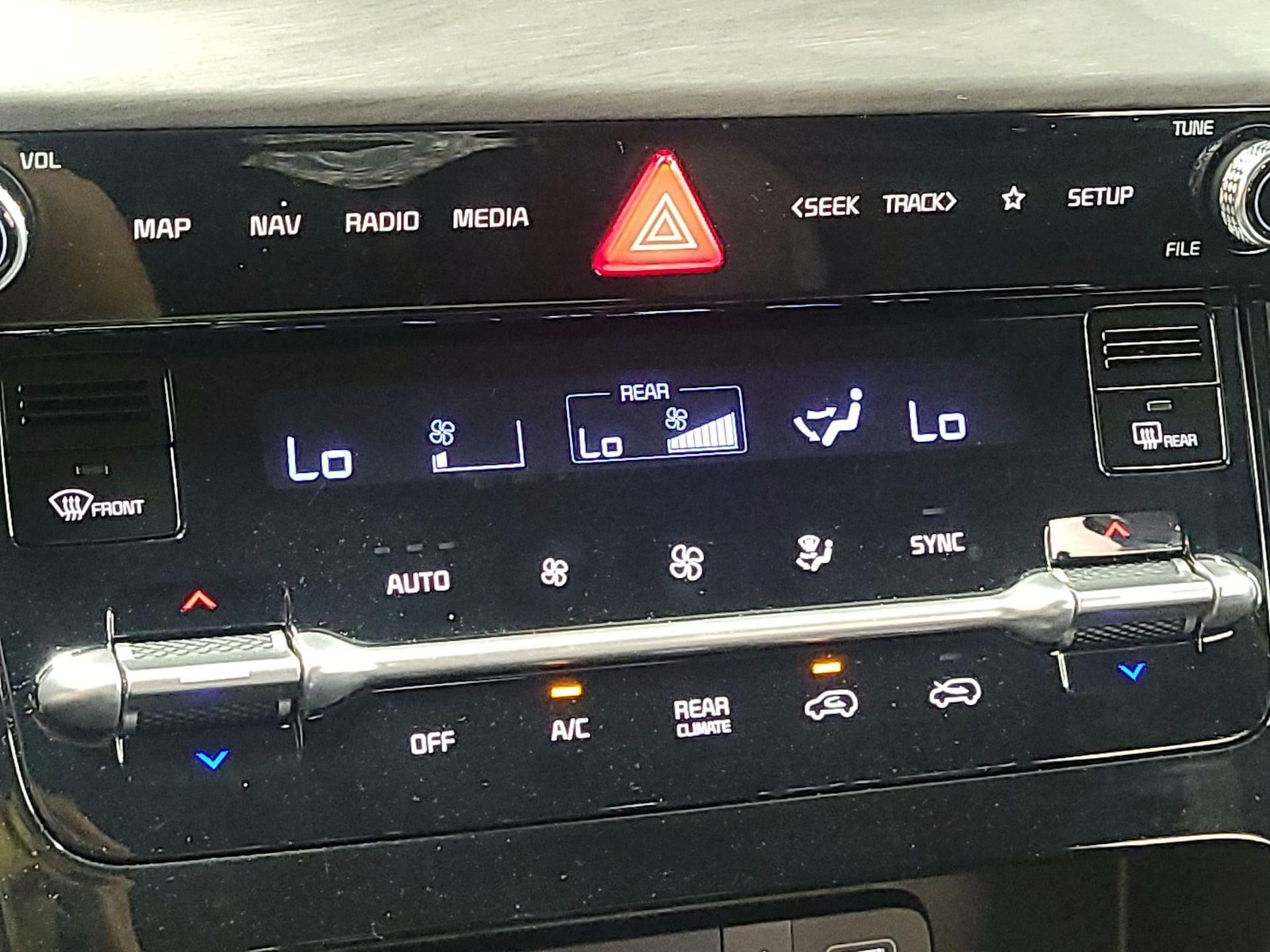 2024 Kia Carnival EX - Photo 18
