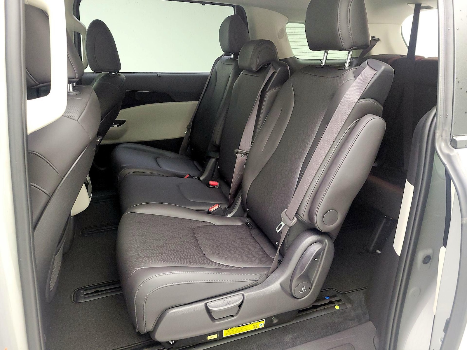 2024 Kia Carnival EX - Photo 21