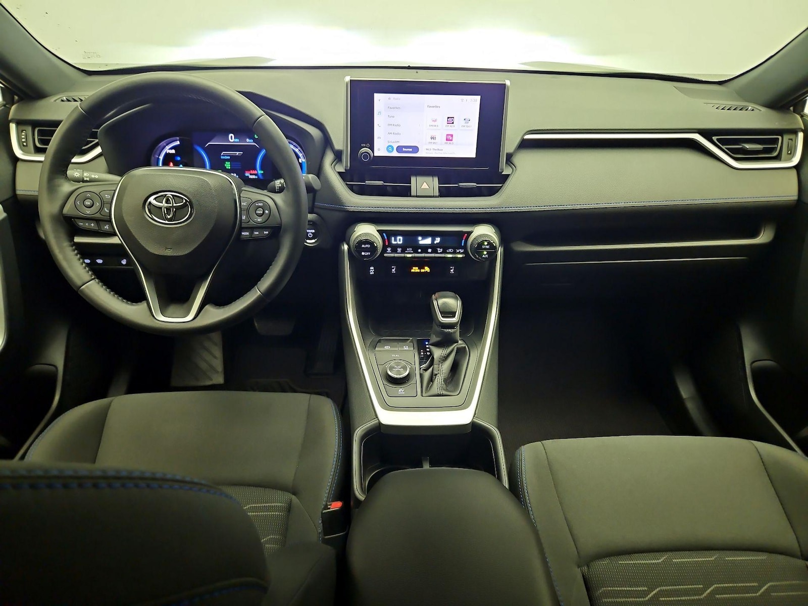 2023 Toyota RAV4 SE - Photo 10
