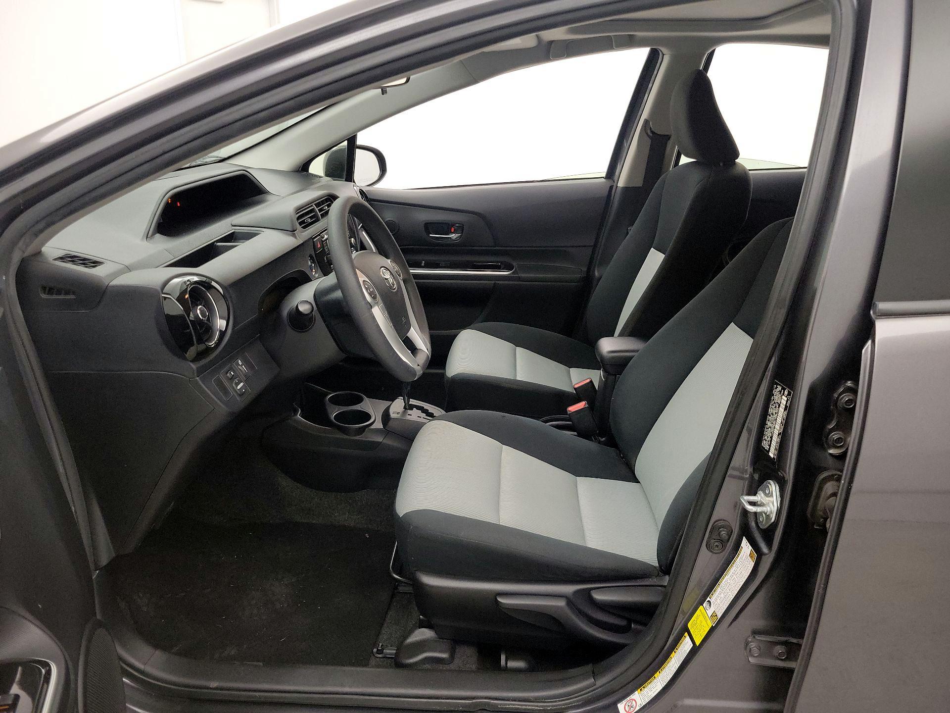 Thumbnail: 2015 Toyota Prius c - 11