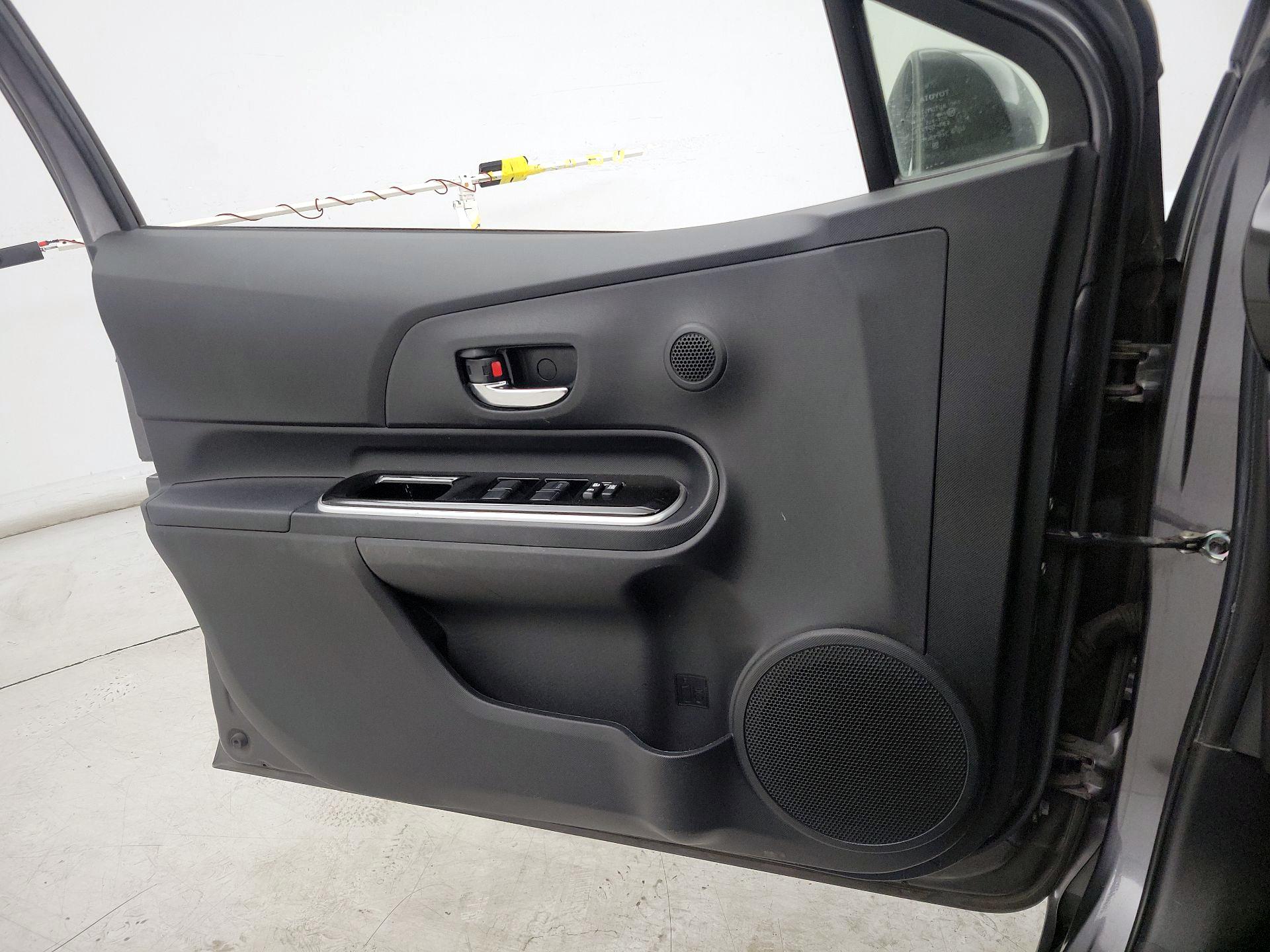 Thumbnail: 2015 Toyota Prius c - 12