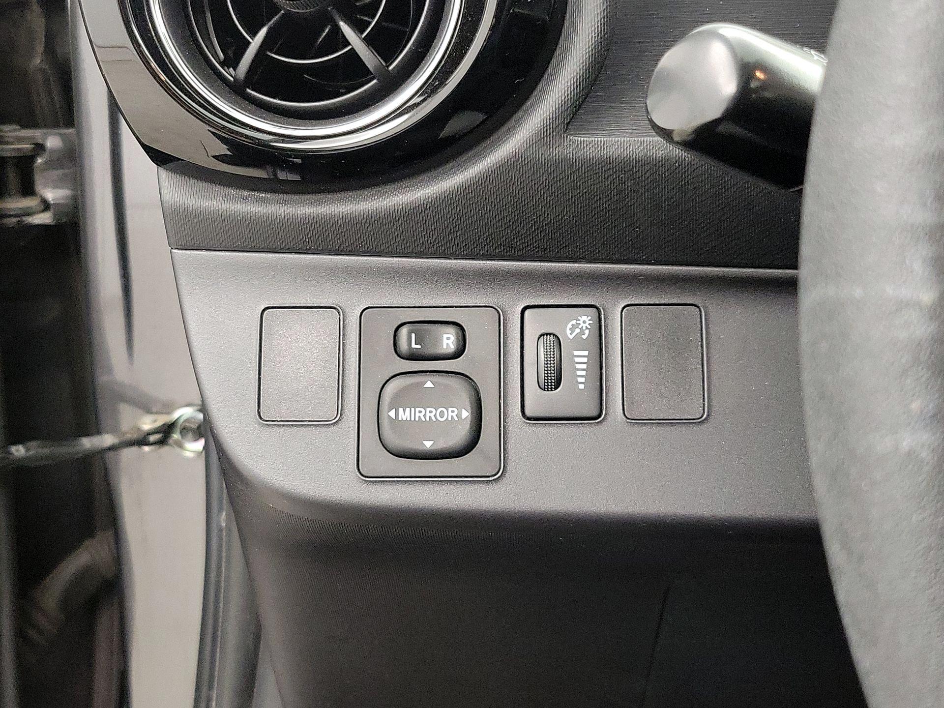 Thumbnail: 2015 Toyota Prius c - 13