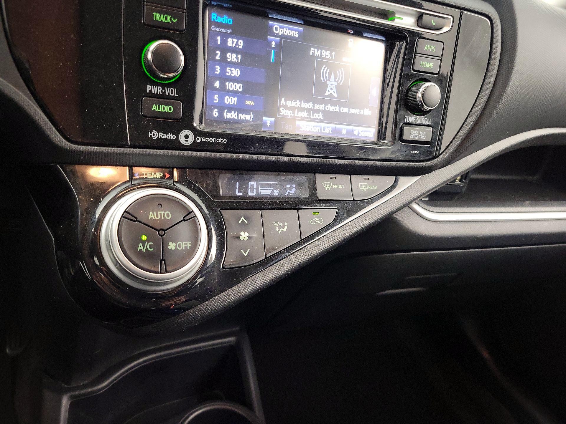 Thumbnail: 2015 Toyota Prius c - 15