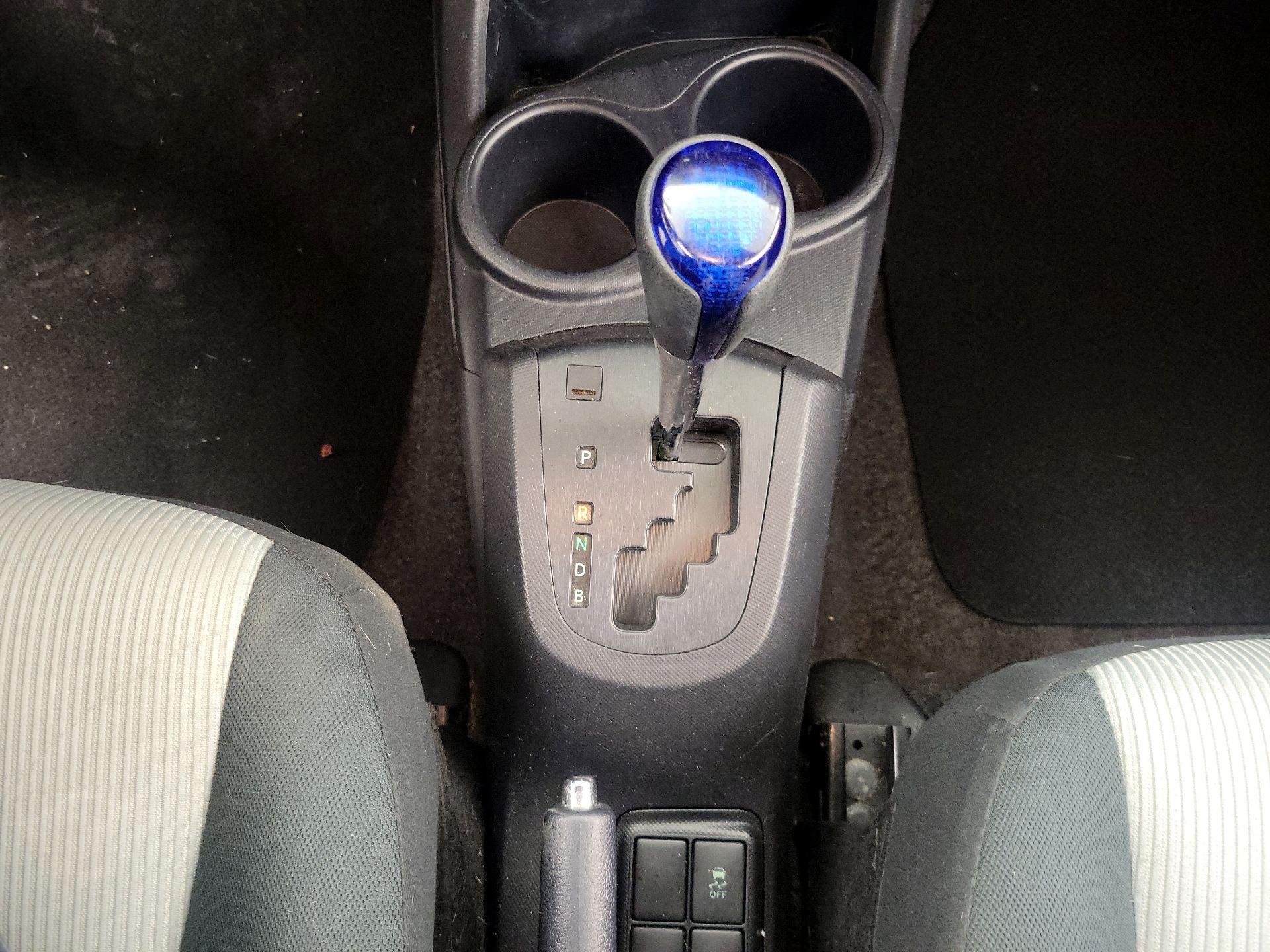 Thumbnail: 2015 Toyota Prius c - 16