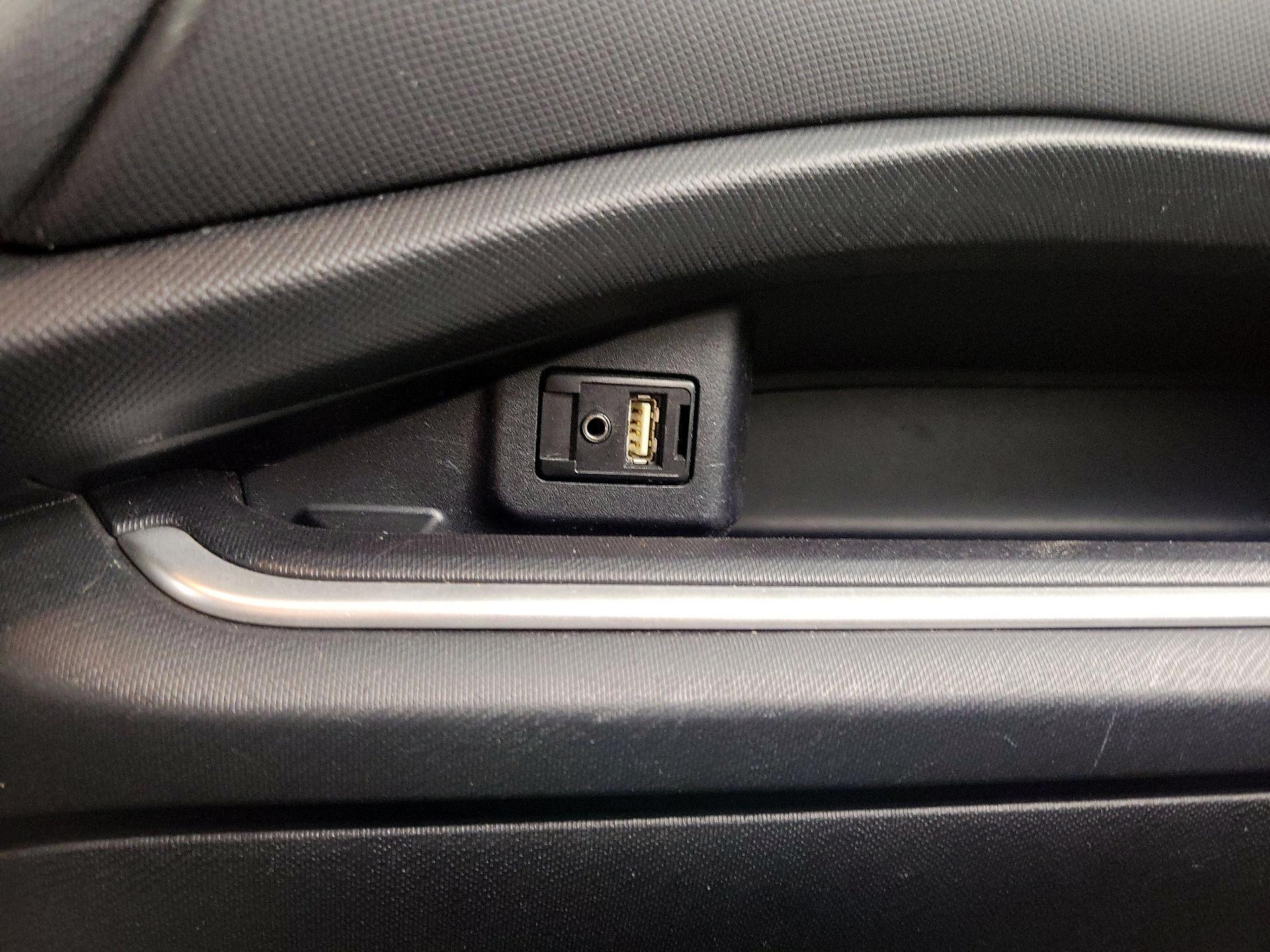 Thumbnail: 2015 Toyota Prius c - 17