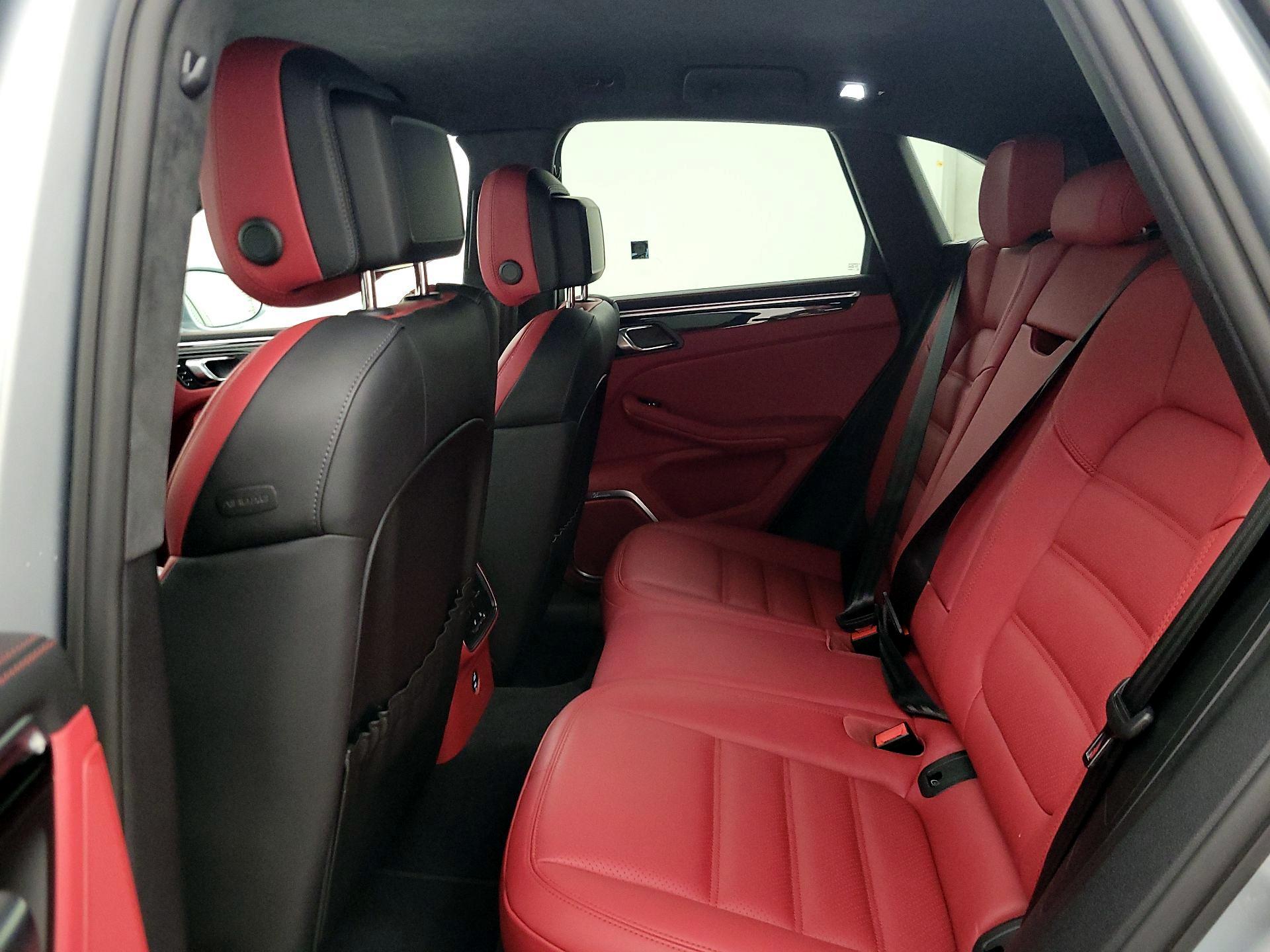 Thumbnail: 2020 Porsche Macan - 20