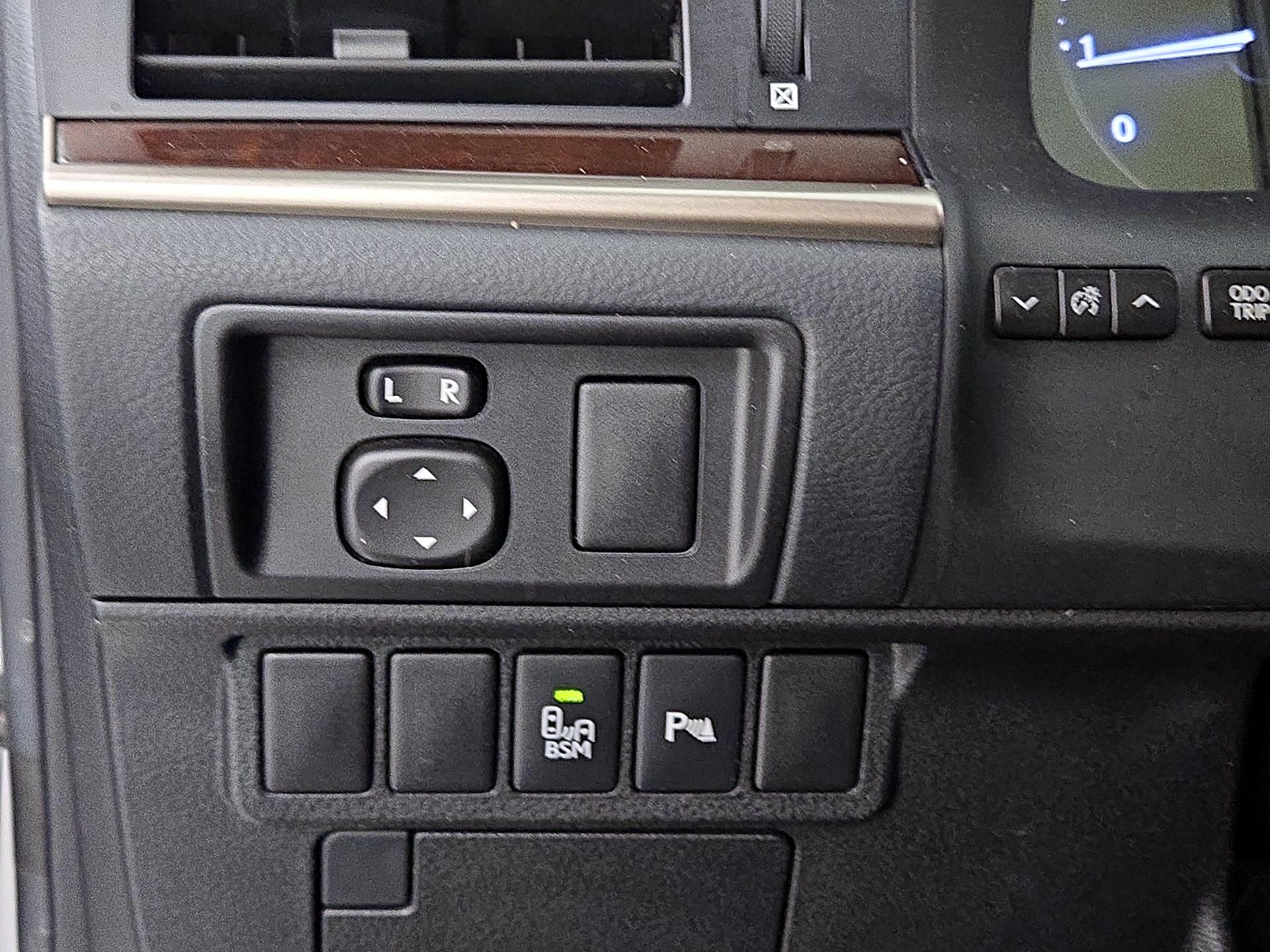 Thumbnail: 2014 Lexus ES - 13