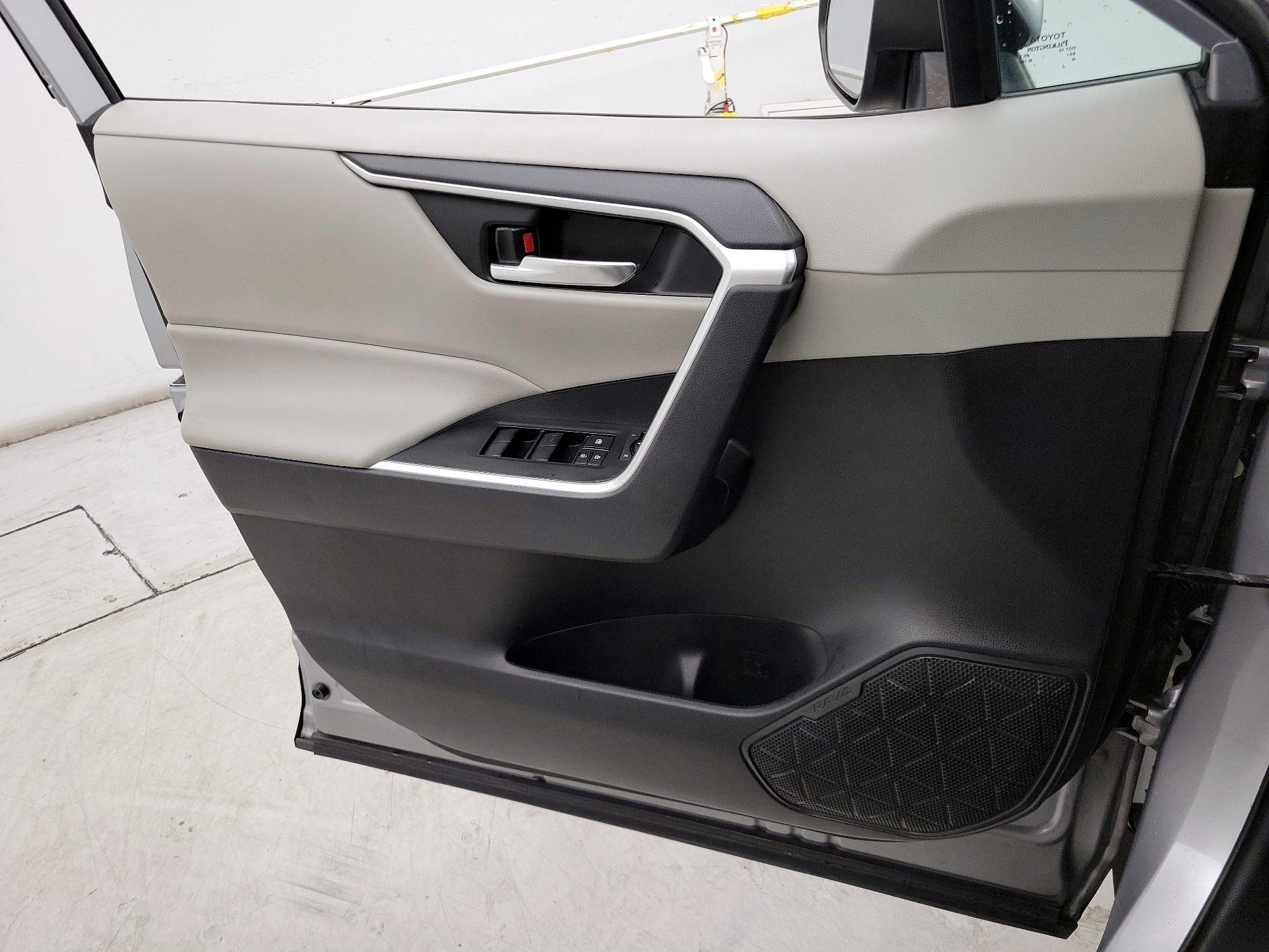 Thumbnail: 2021 Toyota RAV4 - 12