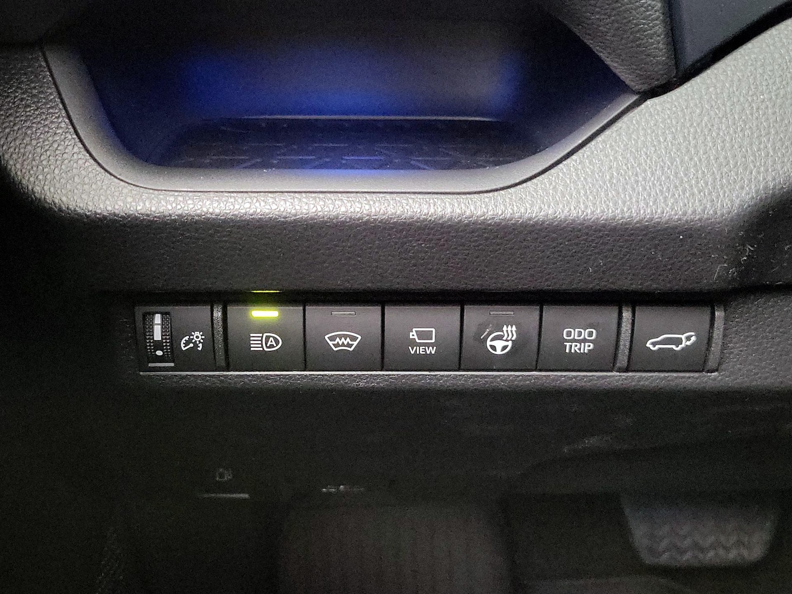2025 Toyota RAV4 XSE - Photo 14