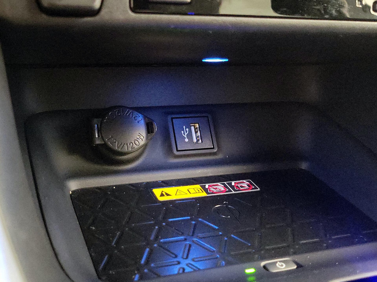 2025 Toyota RAV4 XSE - Photo 19