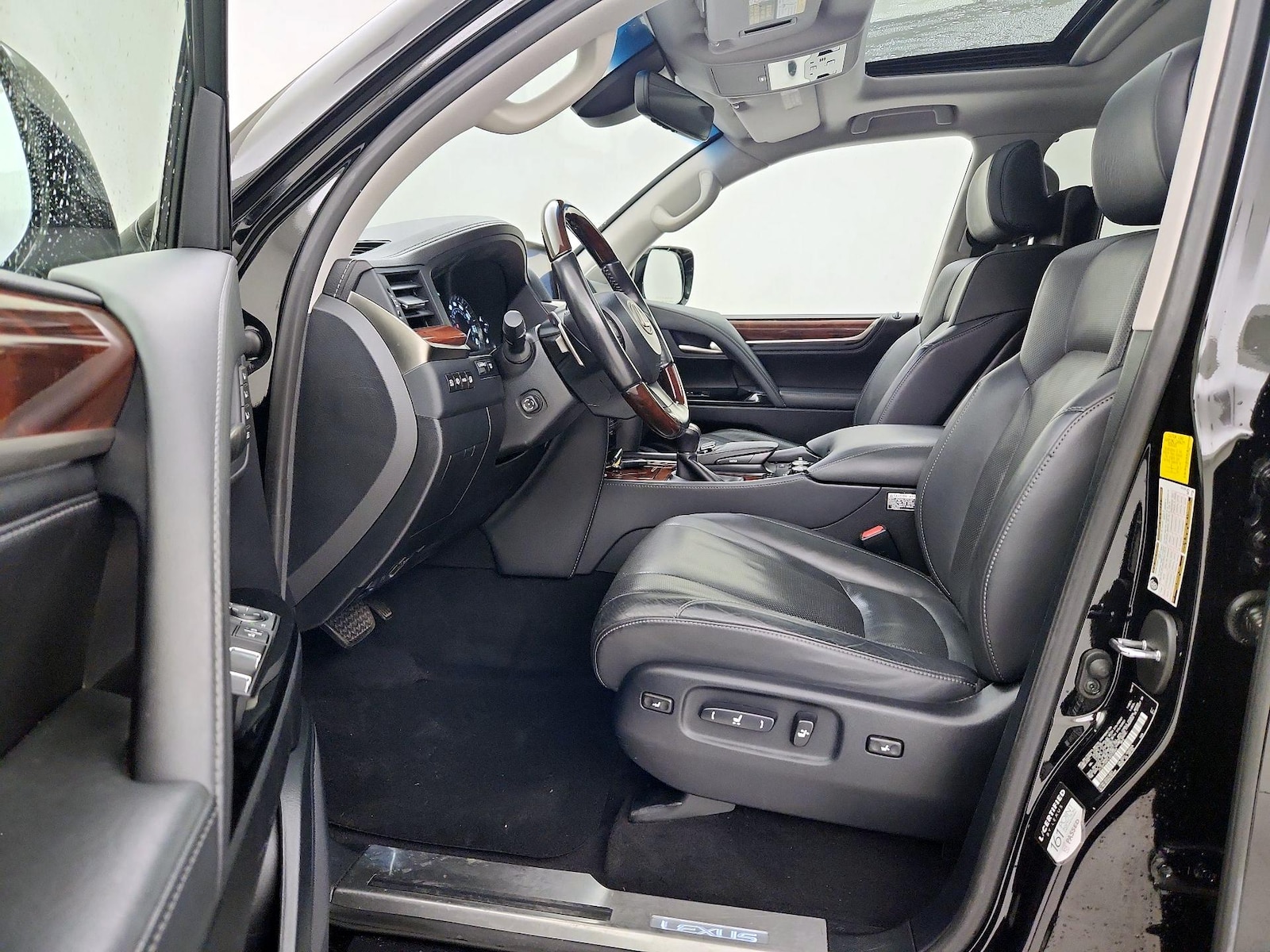2020 Lexus LX 570 - Photo 12