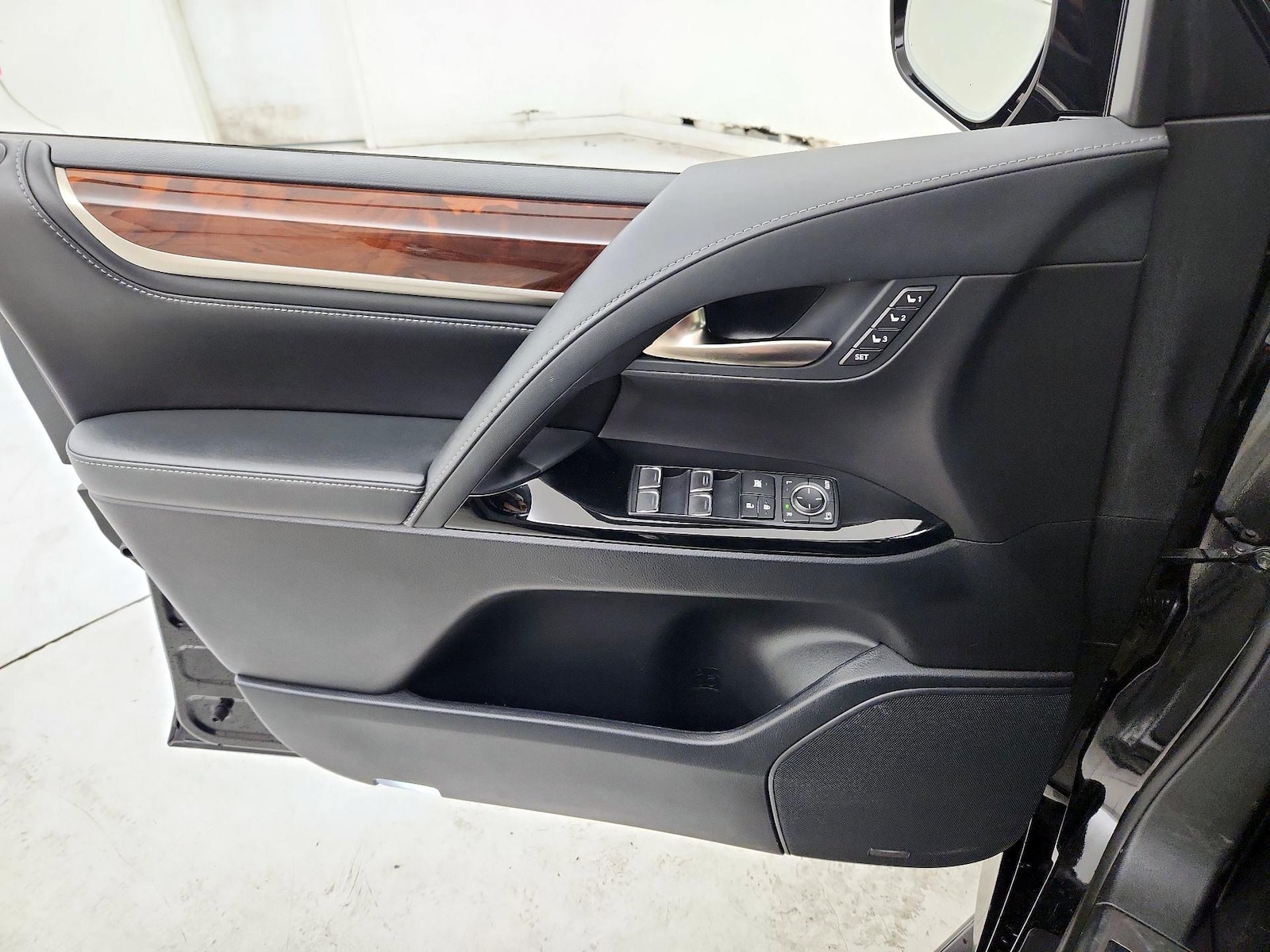 2020 Lexus LX 570 - Photo 13