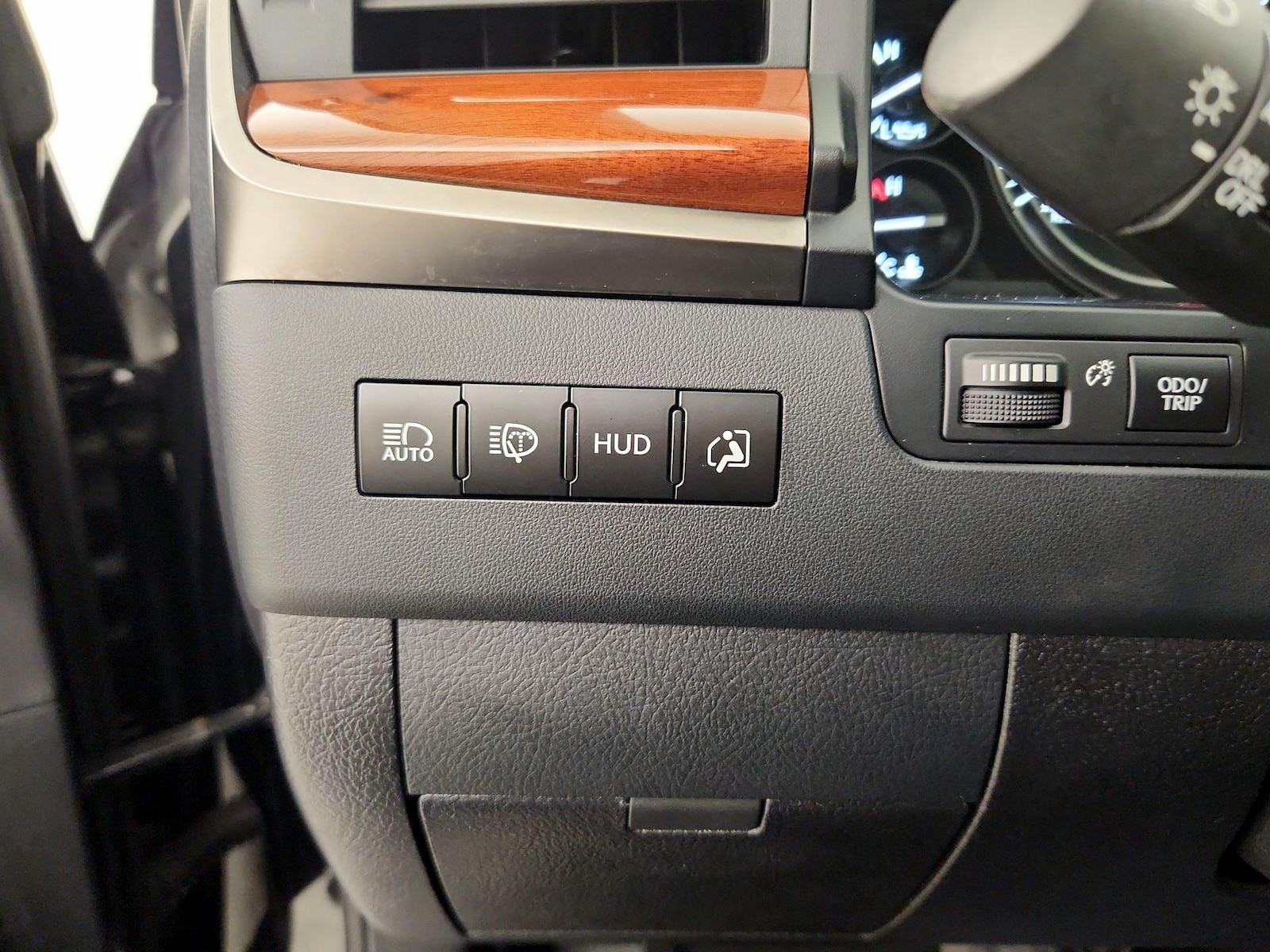 2020 Lexus LX 570 - Photo 14