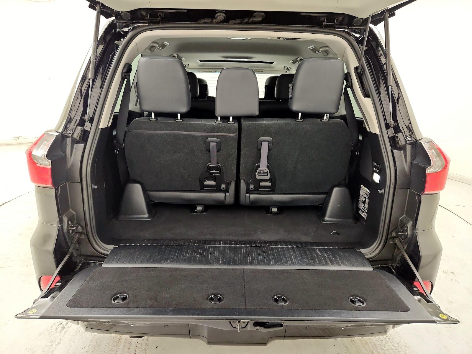 2020 Lexus LX 570 - Photo 24