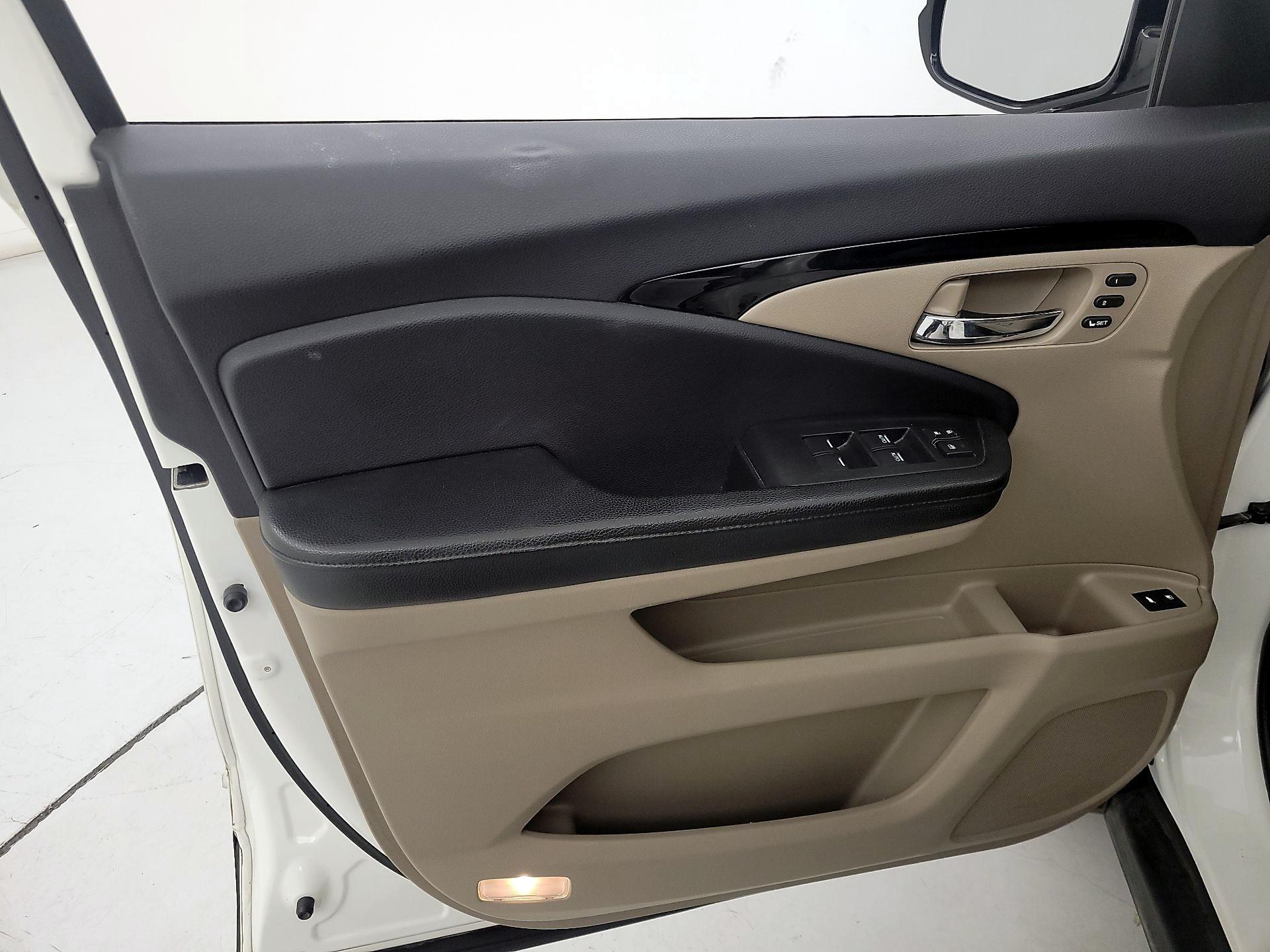 Thumbnail: 2017 Honda Pilot - 12