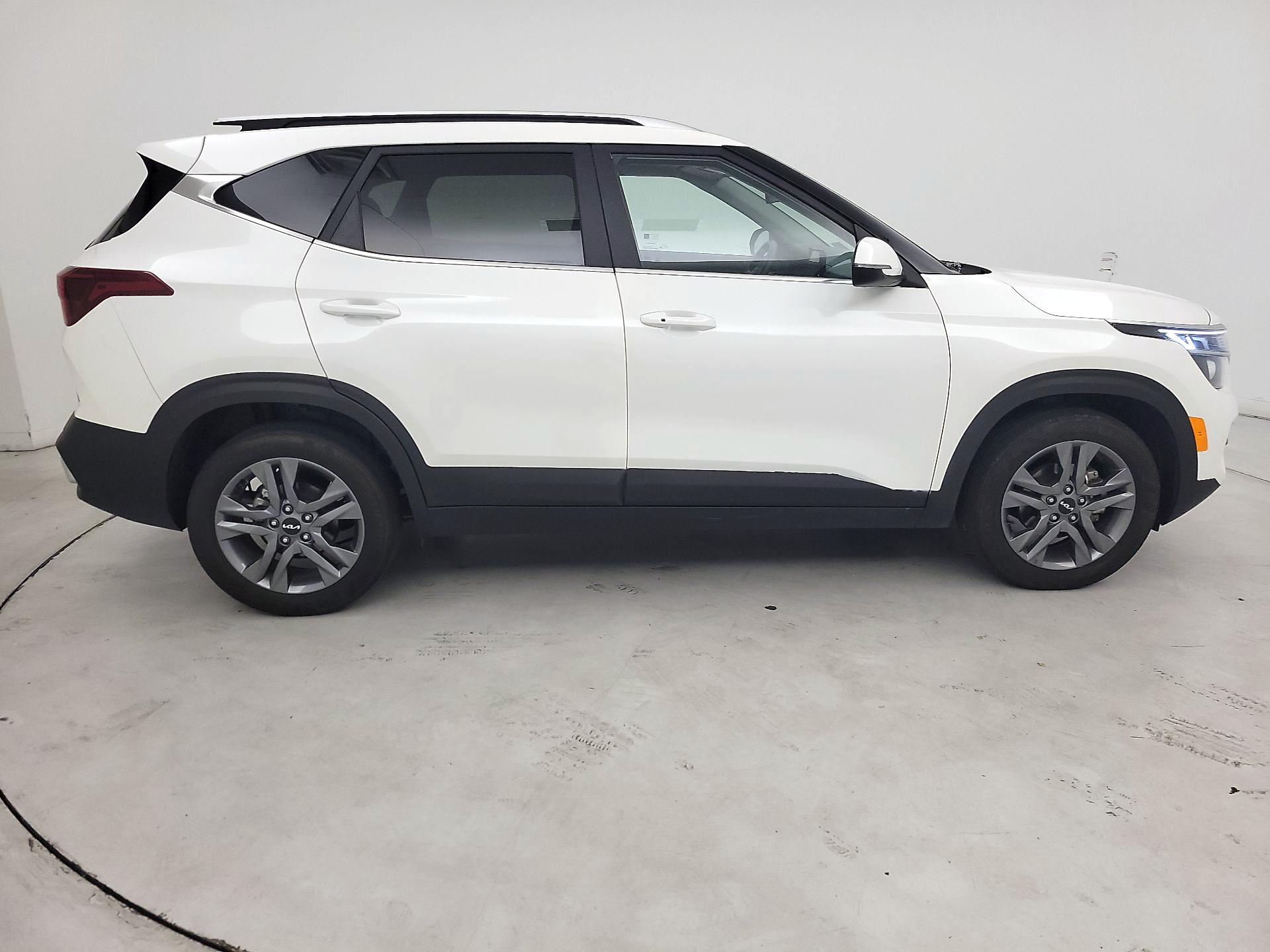 Thumbnail: 2023 Kia Seltos - 4