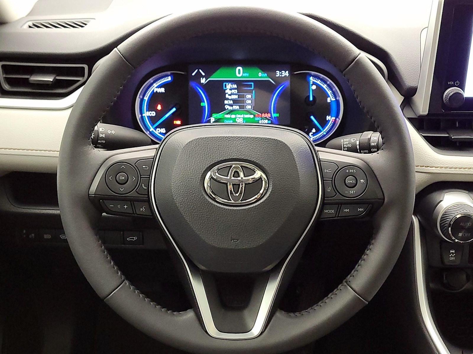 2025 Toyota RAV4 XLE - Photo 11