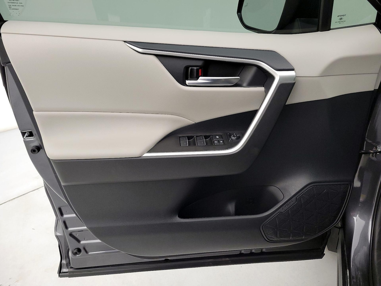 2025 Toyota RAV4 XLE - Photo 13