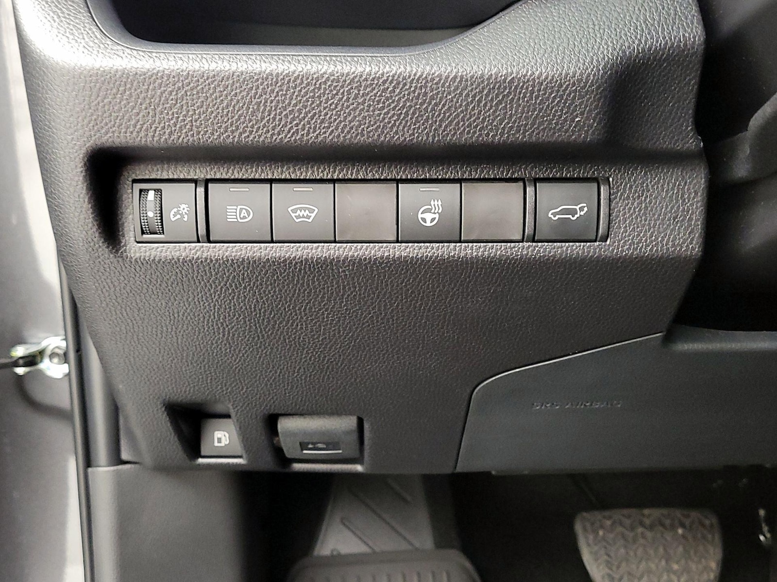 2025 Toyota RAV4 XLE - Photo 14