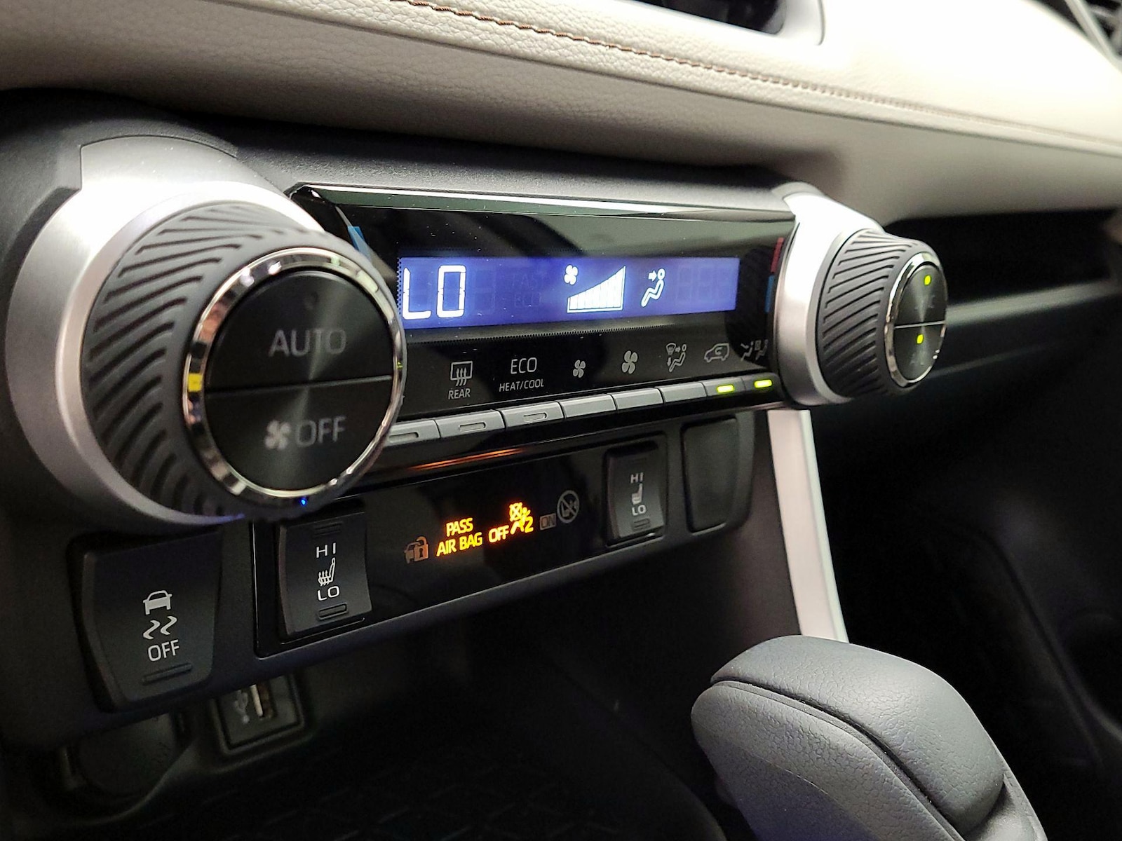 2025 Toyota RAV4 XLE - Photo 17