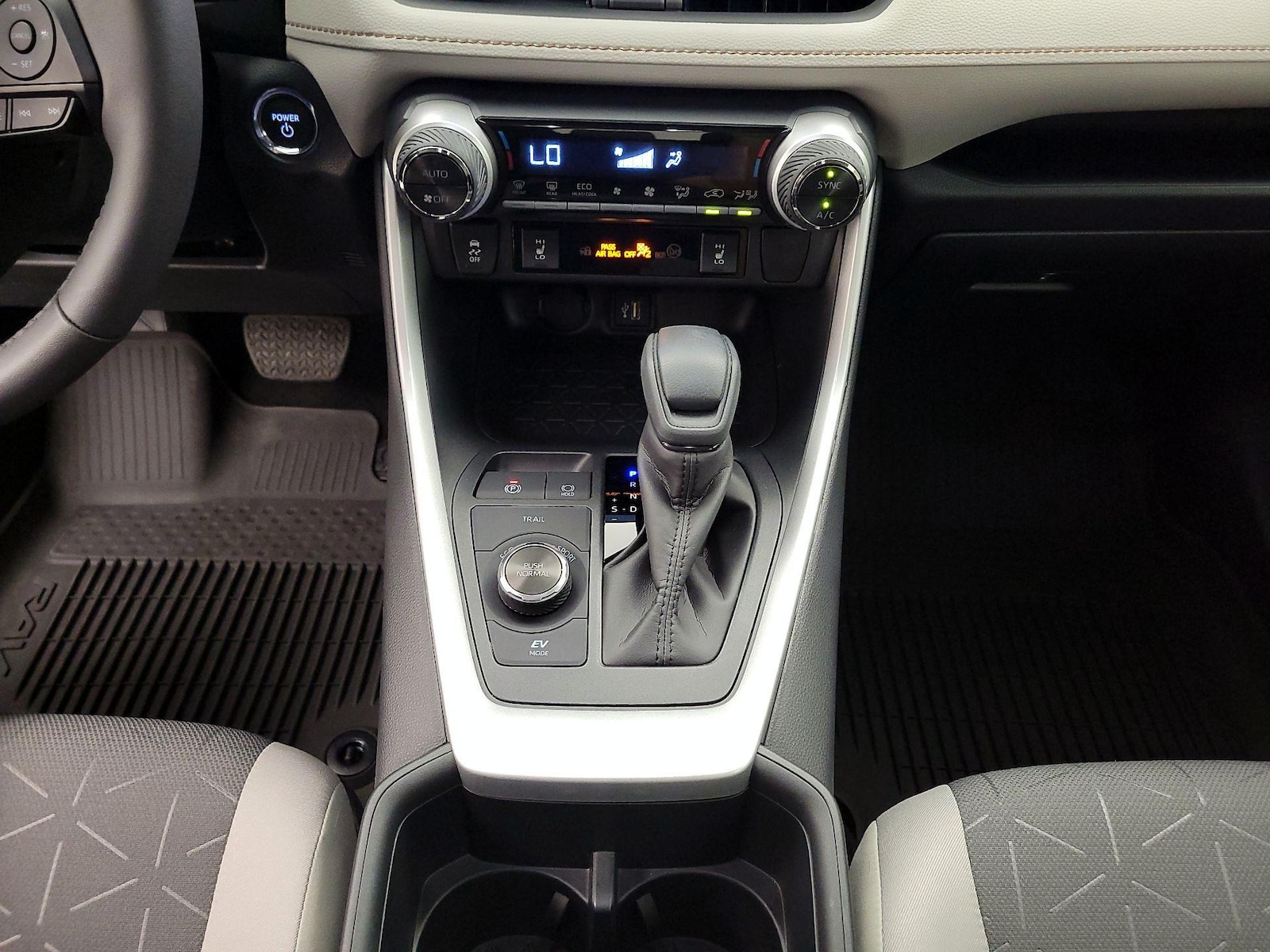 2025 Toyota RAV4 XLE - Photo 18