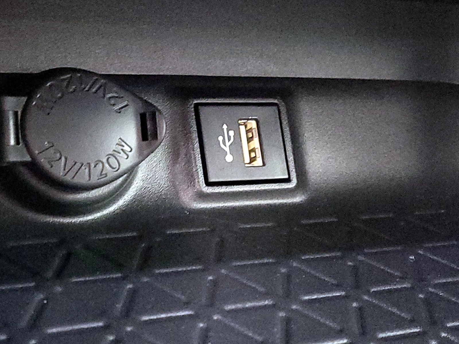 2025 Toyota RAV4 XLE - Photo 19