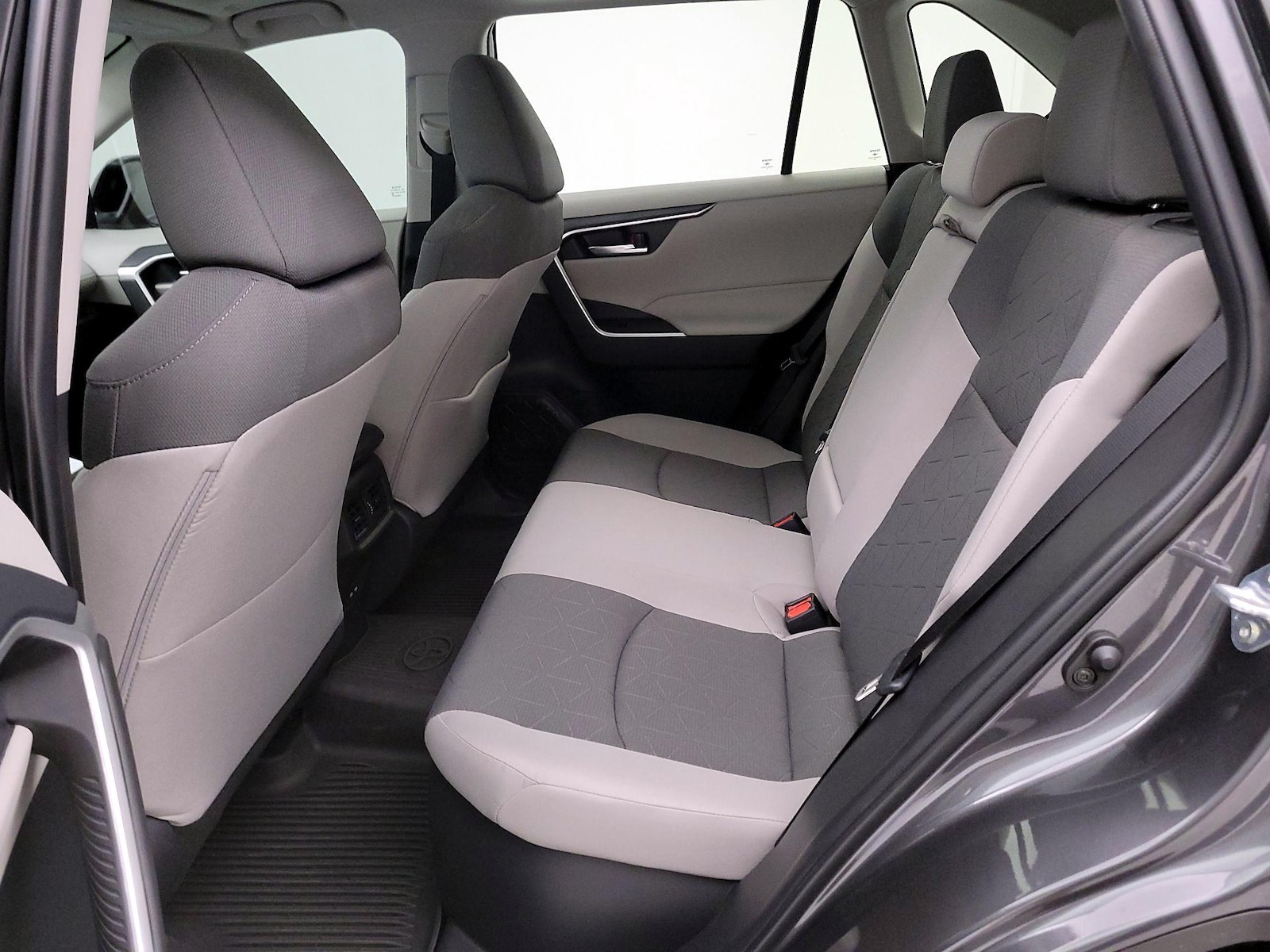 2025 Toyota RAV4 XLE - Photo 21