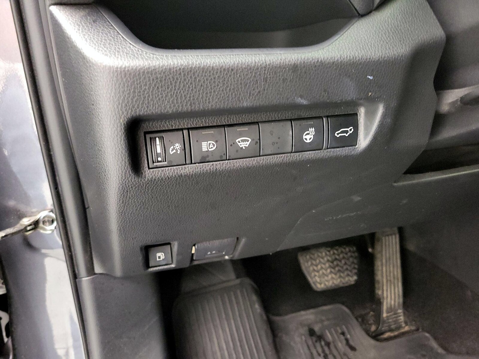 2022 Toyota RAV4 SE - Photo 14