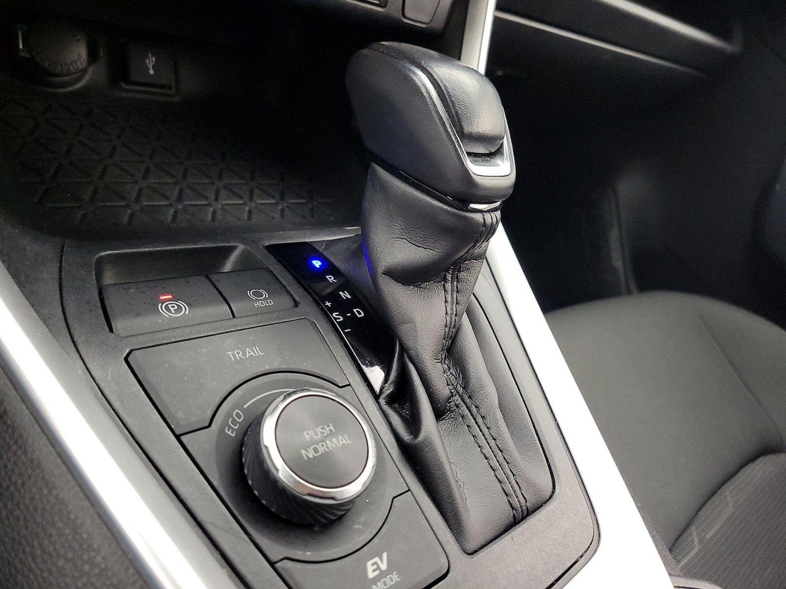 2022 Toyota RAV4 SE - Photo 18