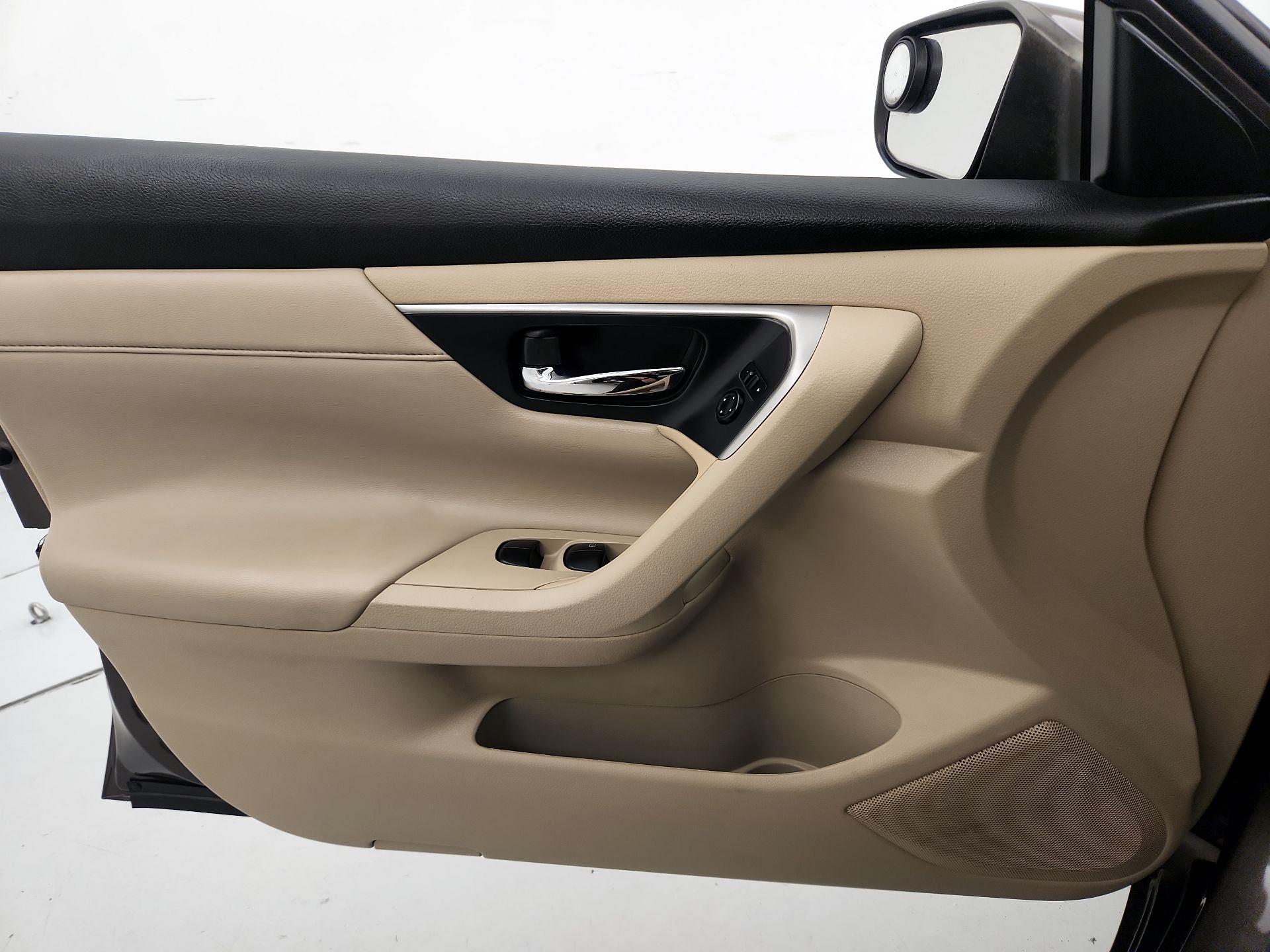 Thumbnail: 2015 Nissan Altima - 12
