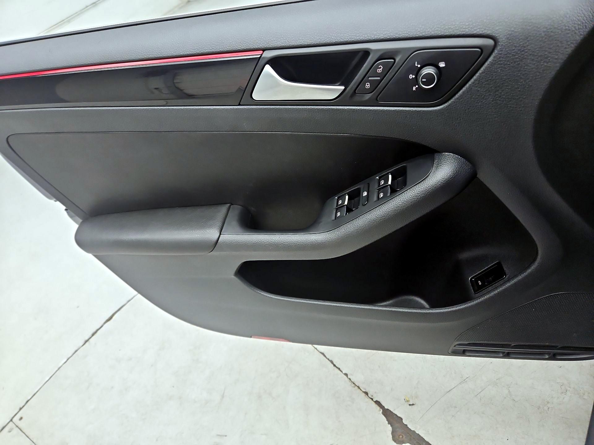 Thumbnail: 2017 Volkswagen Jetta - 12
